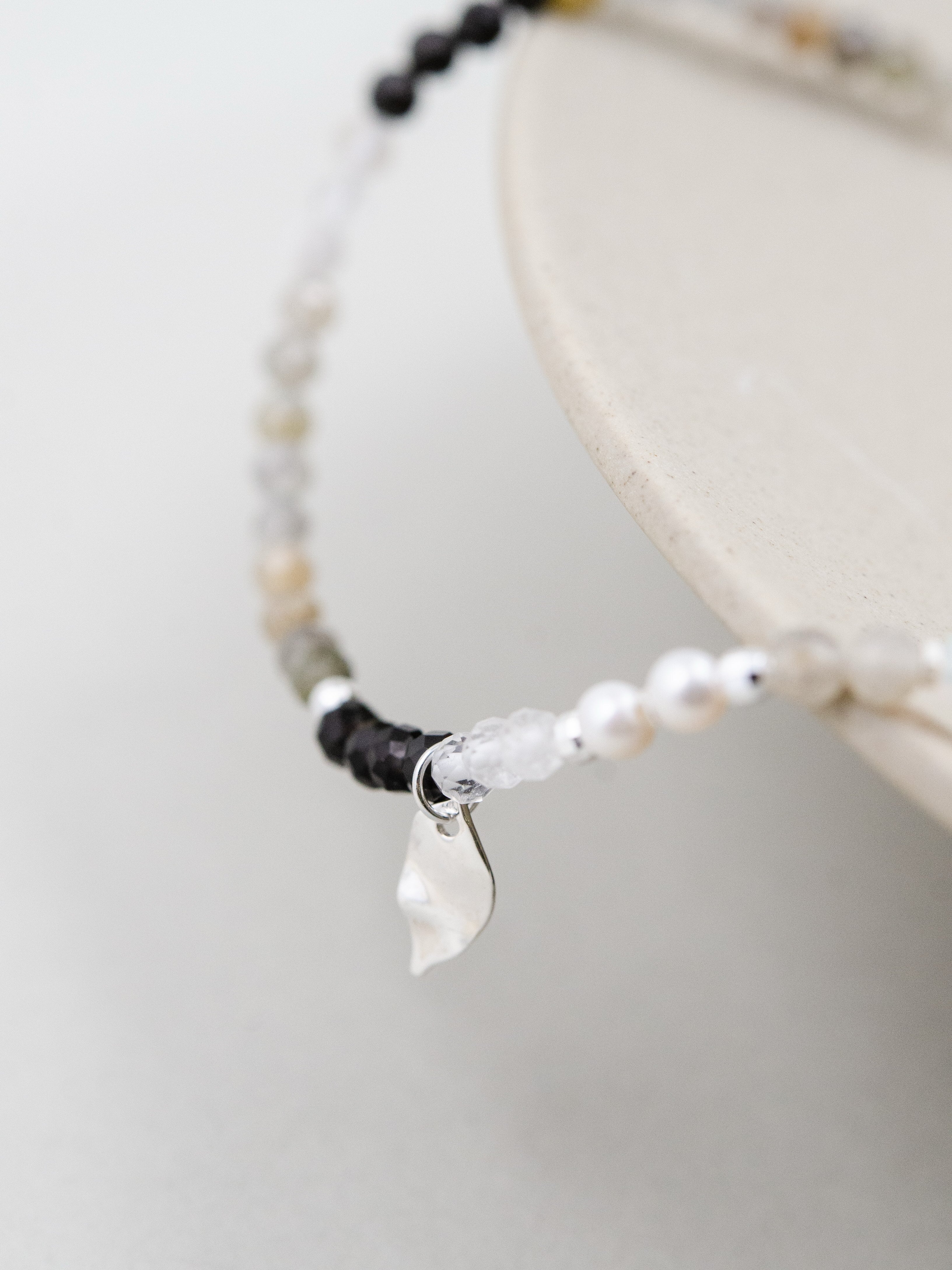 銀の葉チャーム アップ画像 月夜の静寂をイメージしたシルバーデザイン