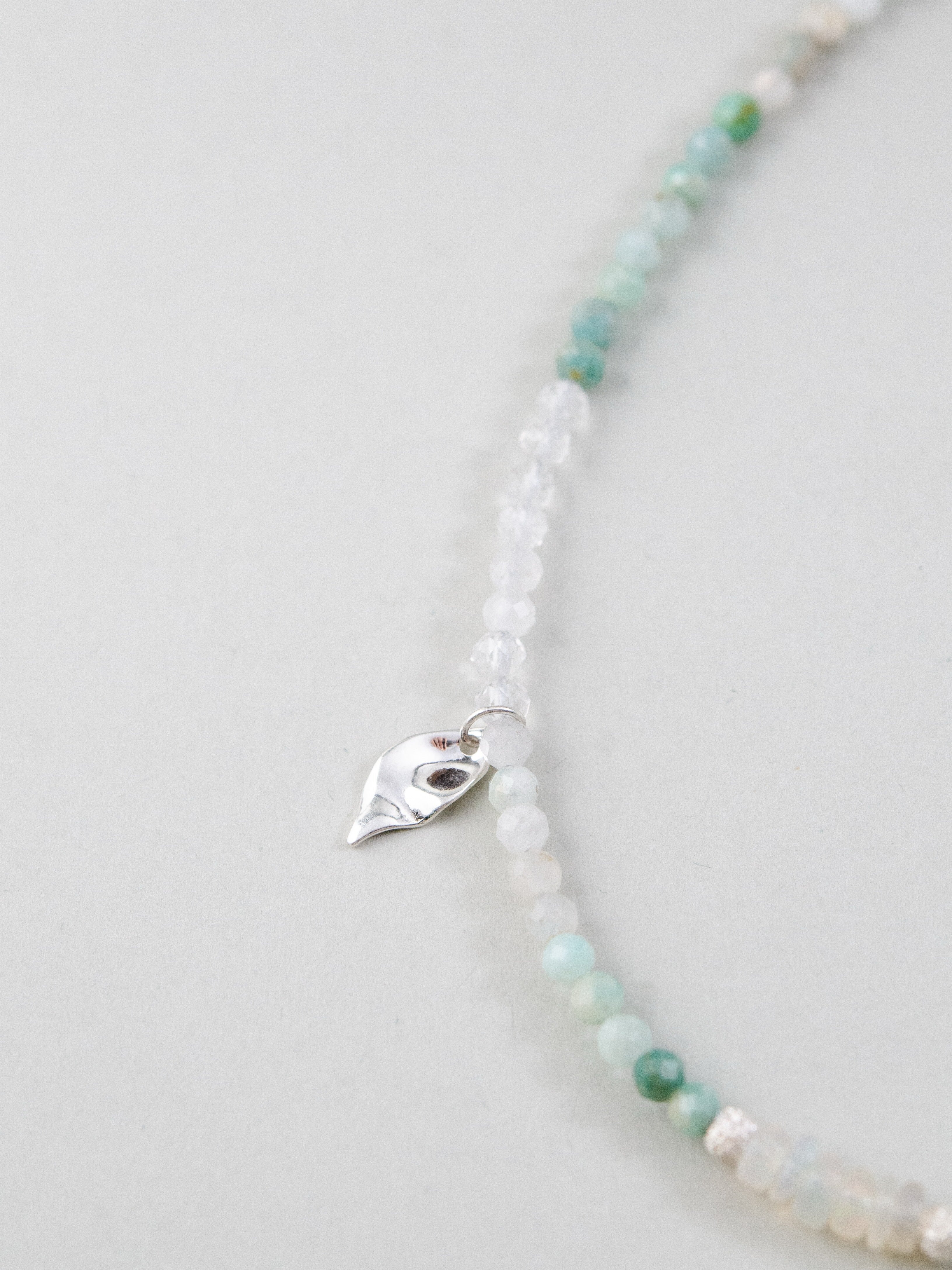 銀の葉チャーム 詳細画像 揺れるデザインと天然石のアクセント