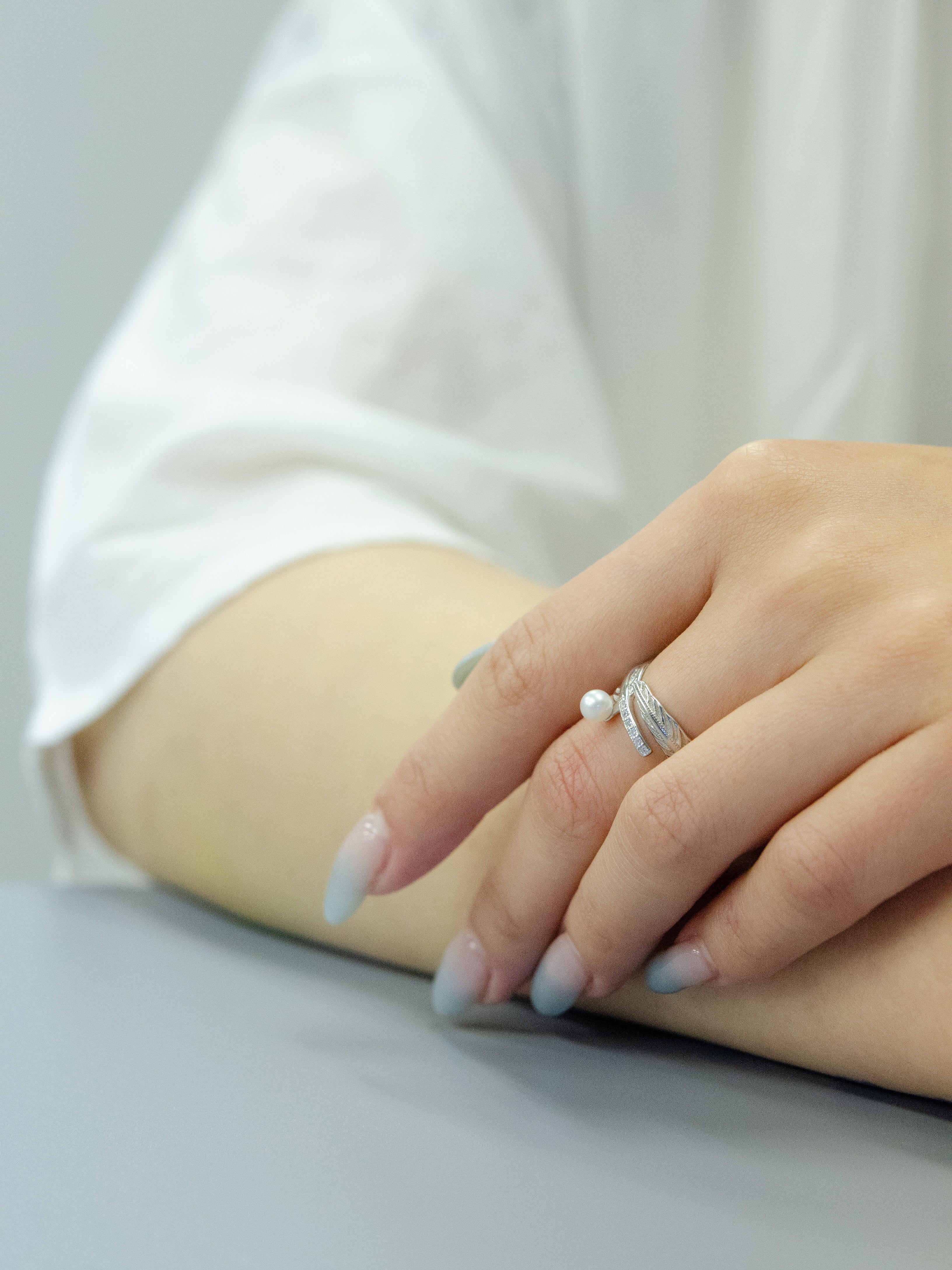 シルバーリング 着用画像 フリーサイズ サイズ調整可 女性 手元