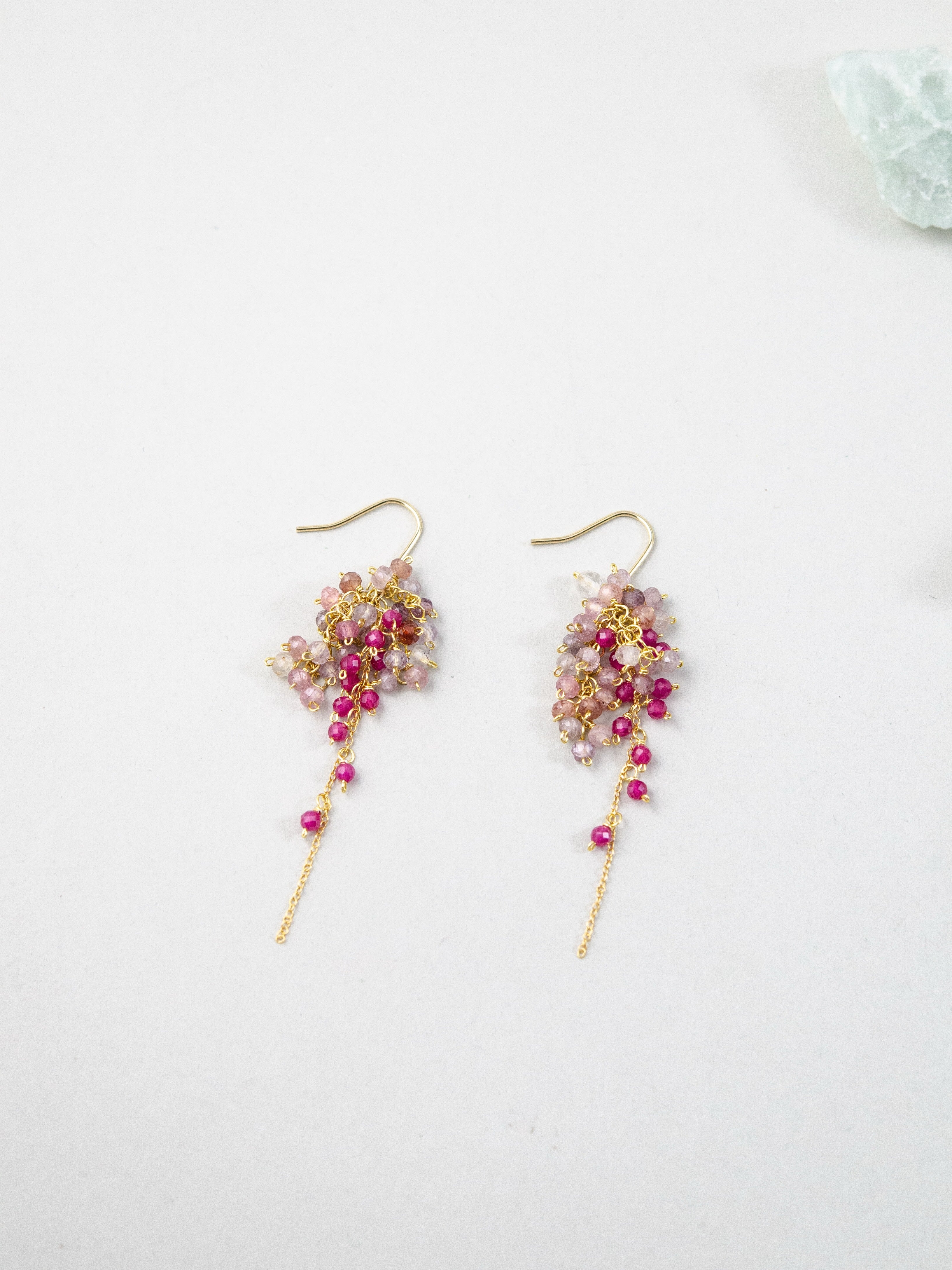 シンプル ピアス 置き画 ペア 虹色 天然石 素材感