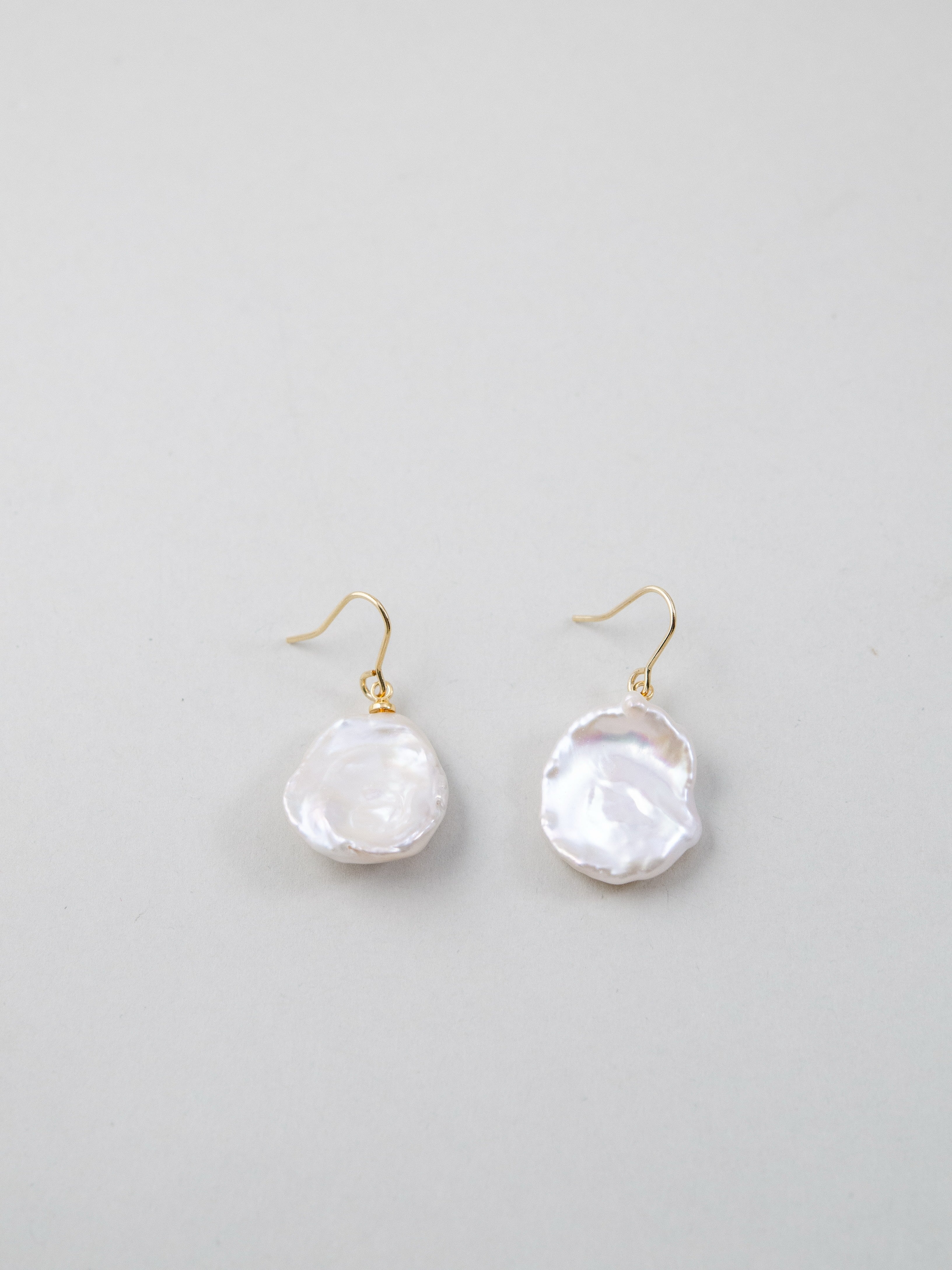 シンプル パール ピアス 置き画 普段使い オフィス コーデ