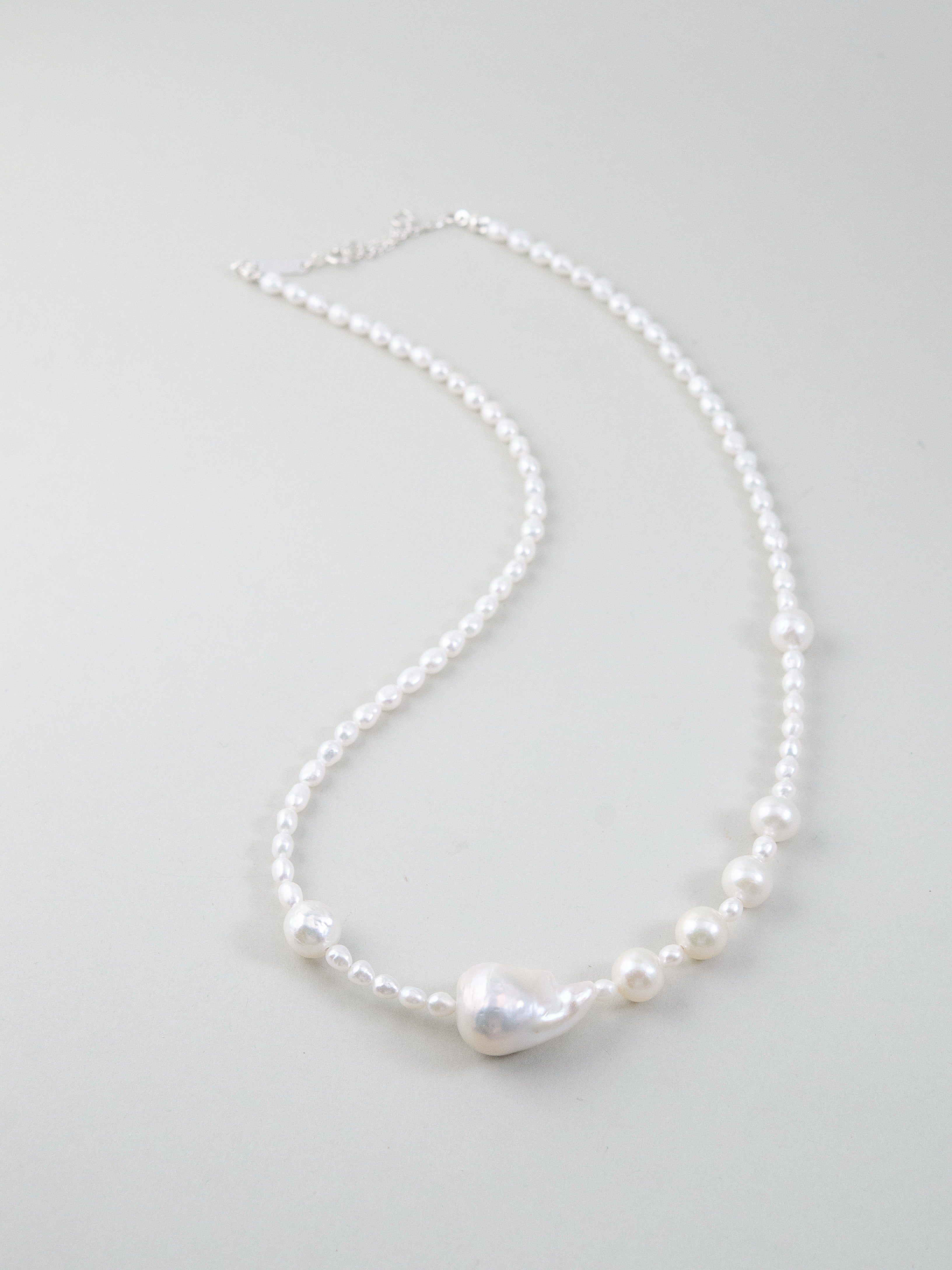 シンプル パール ネックレス 置き画 白背景 清楚 ベビーパール