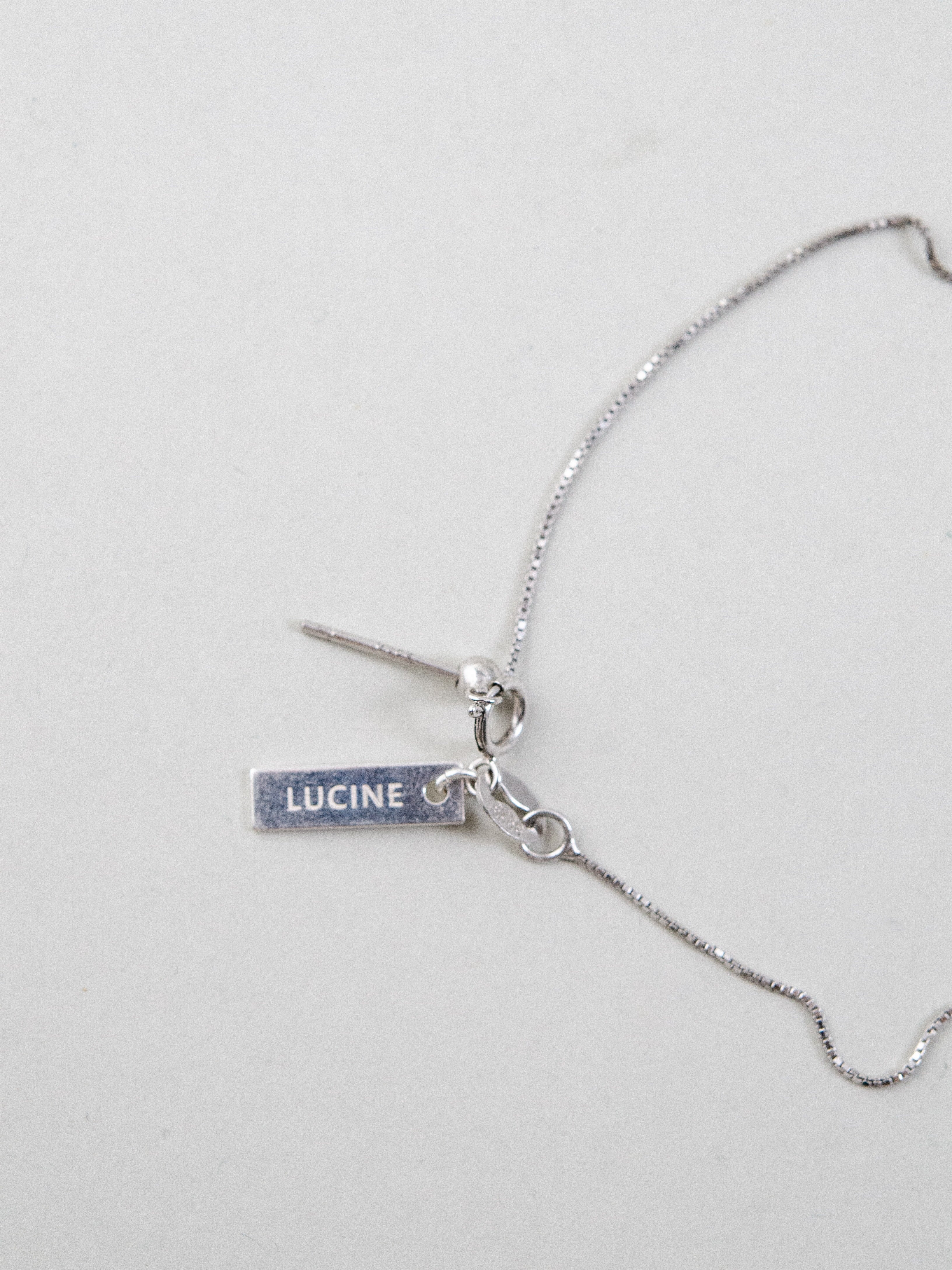 スマイル ネックレス 正面 着用画像 夏コーデ 肌見せ