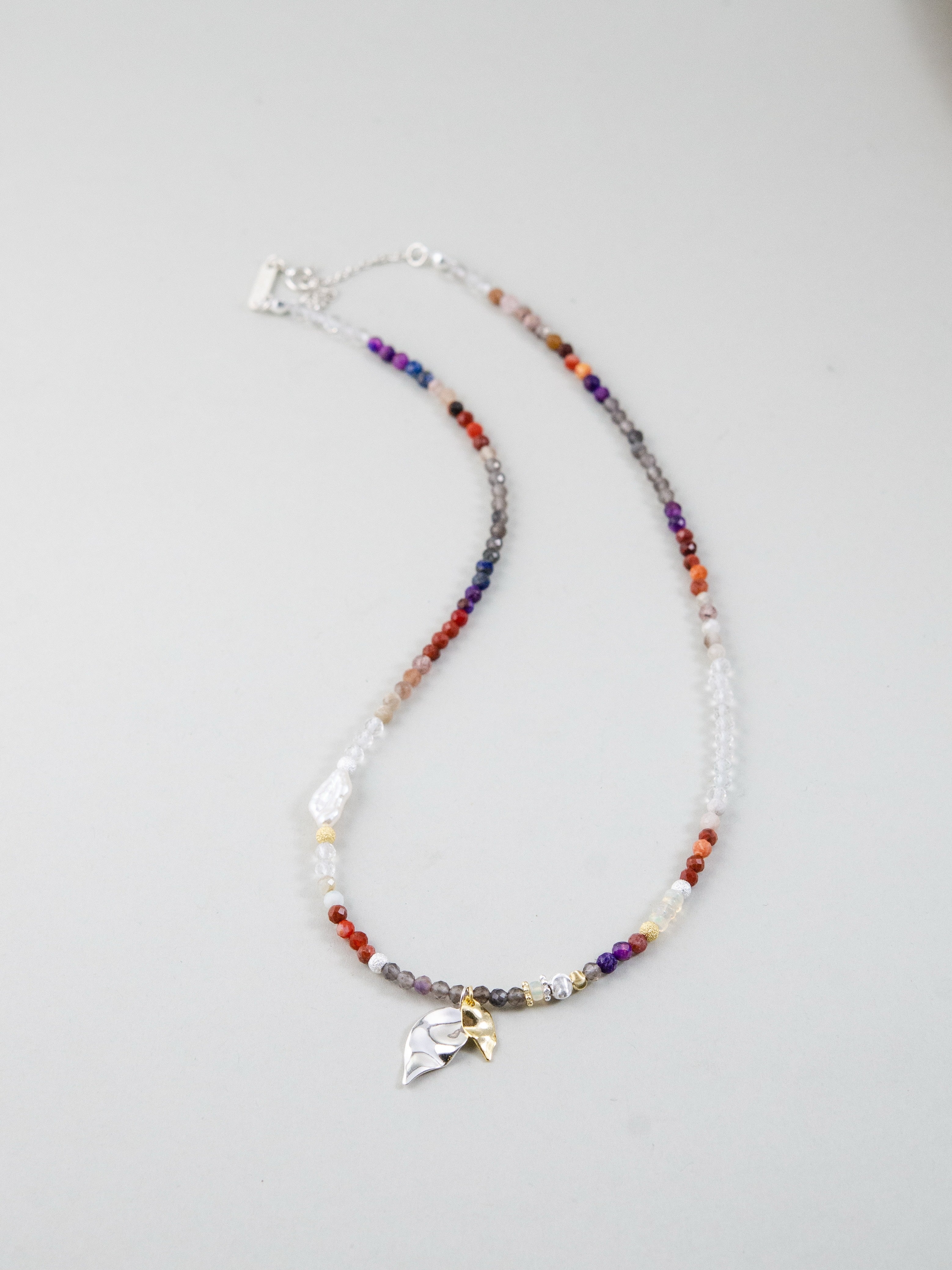 スモーキークォーツ ネックレス 平置き U字配置 赤と褐色の天然石