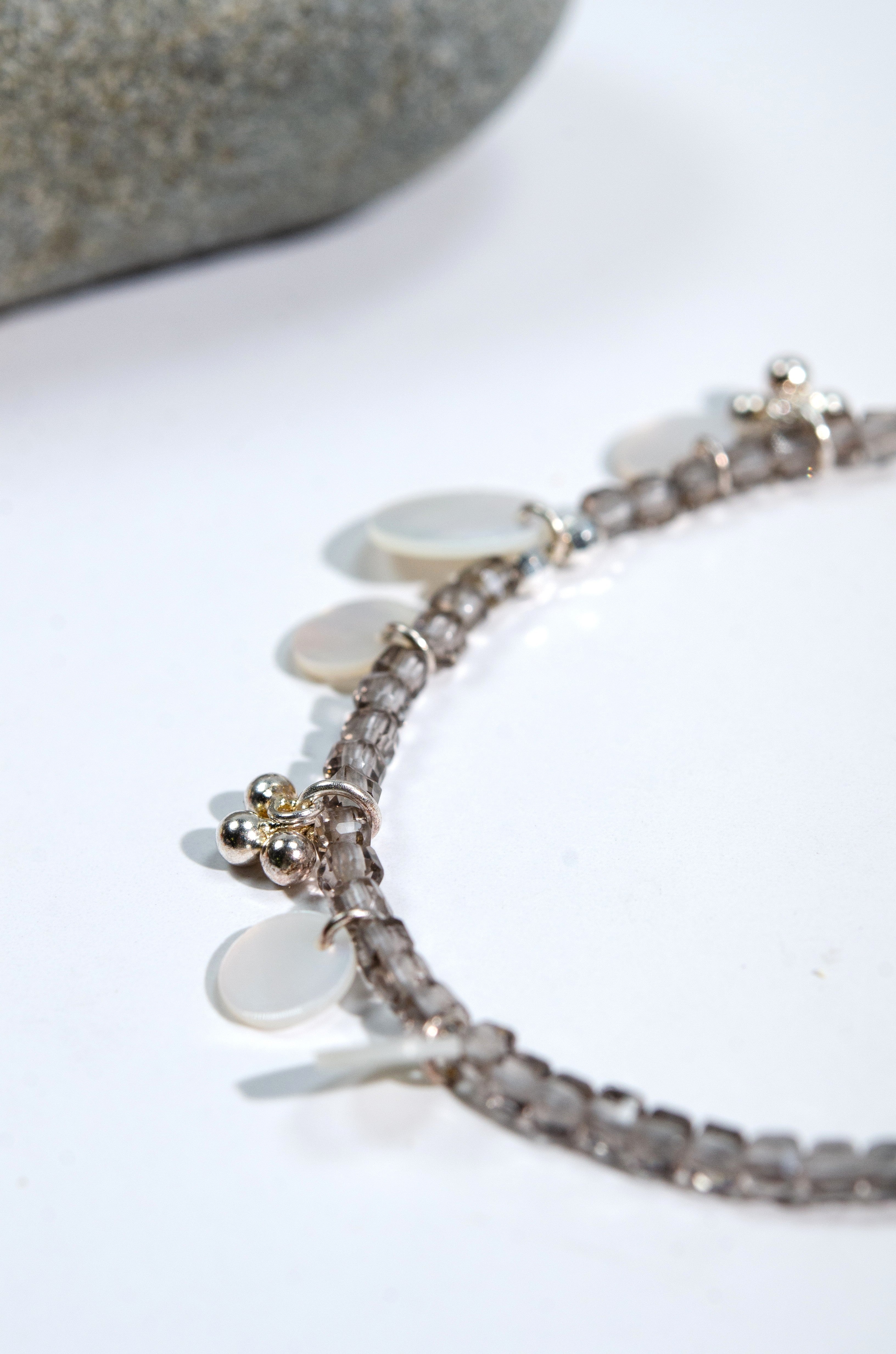 天然石の質感 スモーキークォーツのグレーと白蝶貝の白のコントラスト