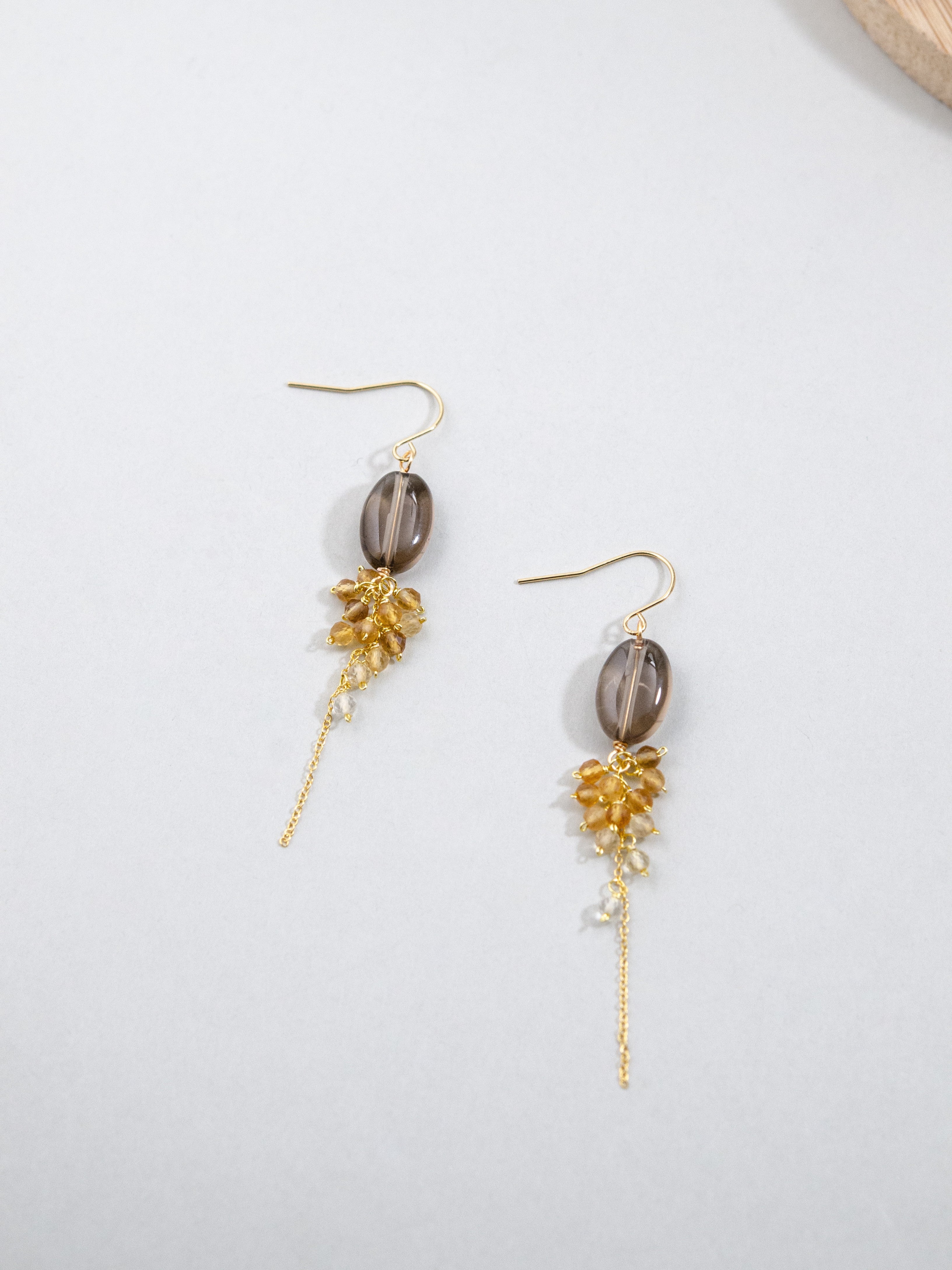 スモーキークォーツ ピアス 置き画 チェーン揺れるデザイン