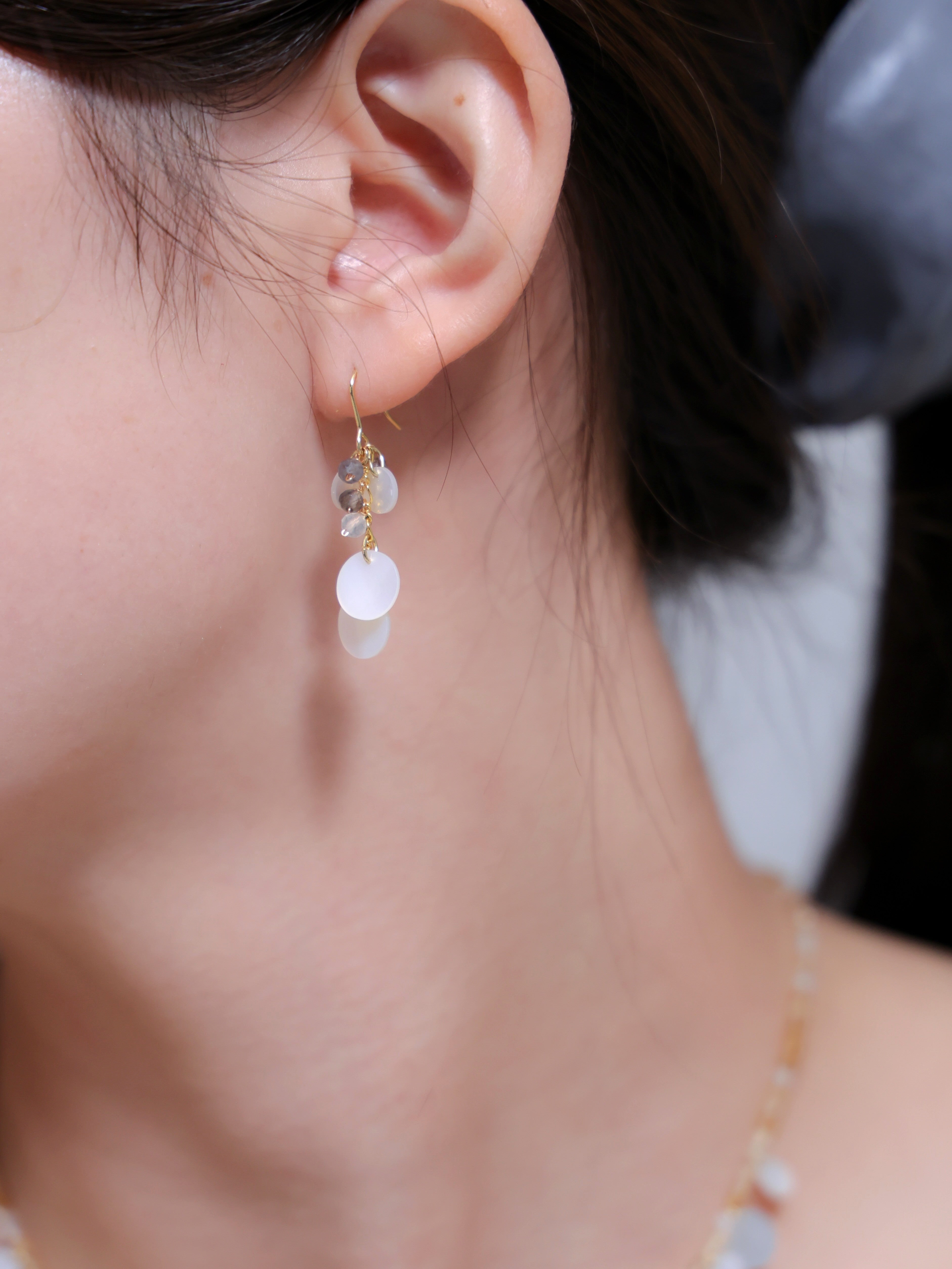 スモーキークォーツ ピアス着用 首元のラインと揺れるアクセサリー