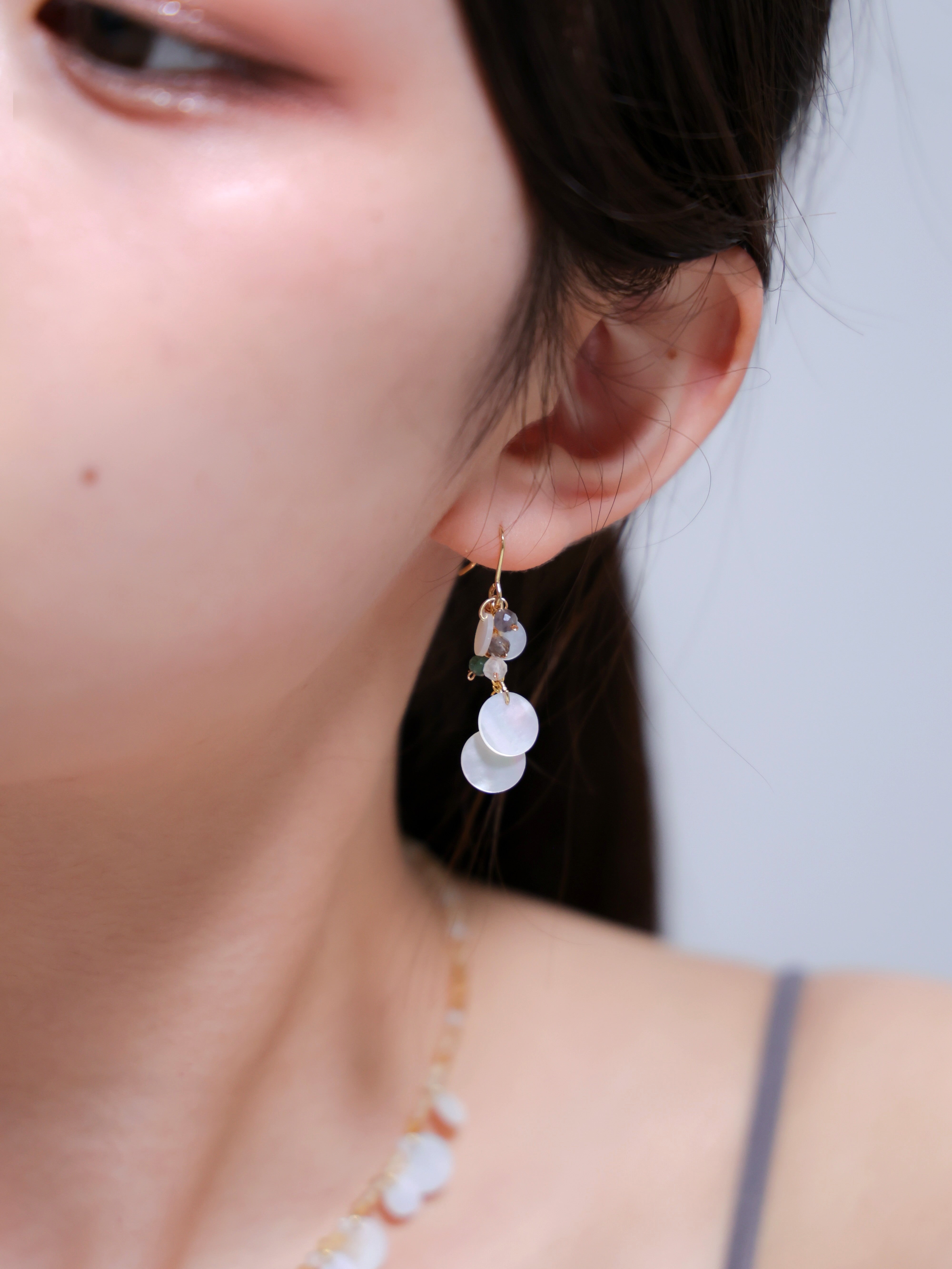 スモーキークォーツ ピアス着用 横顔 シックな大人の透明感