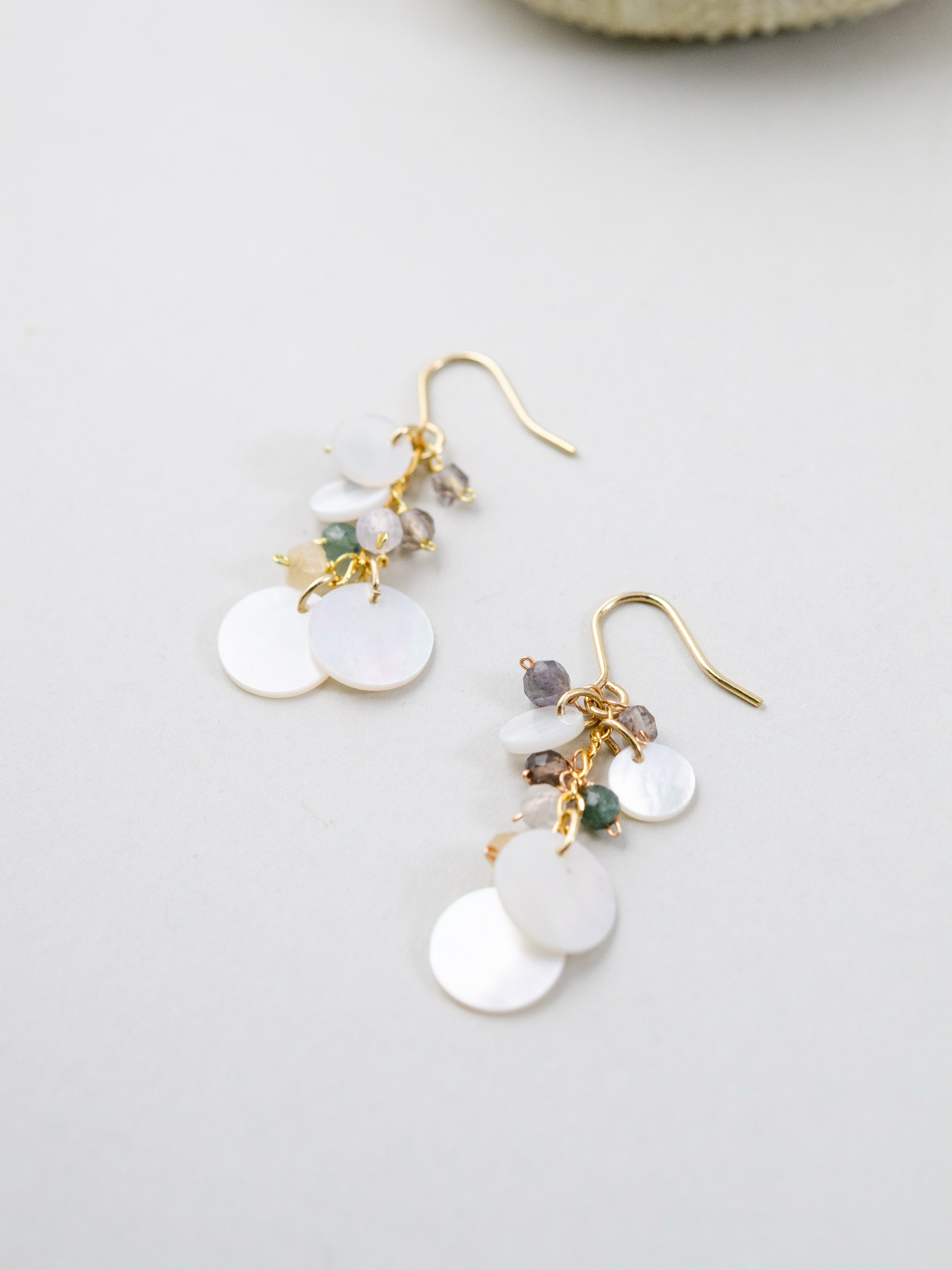 霧のベール ピアス 斜め配置 スモーキークォーツと白蝶貝