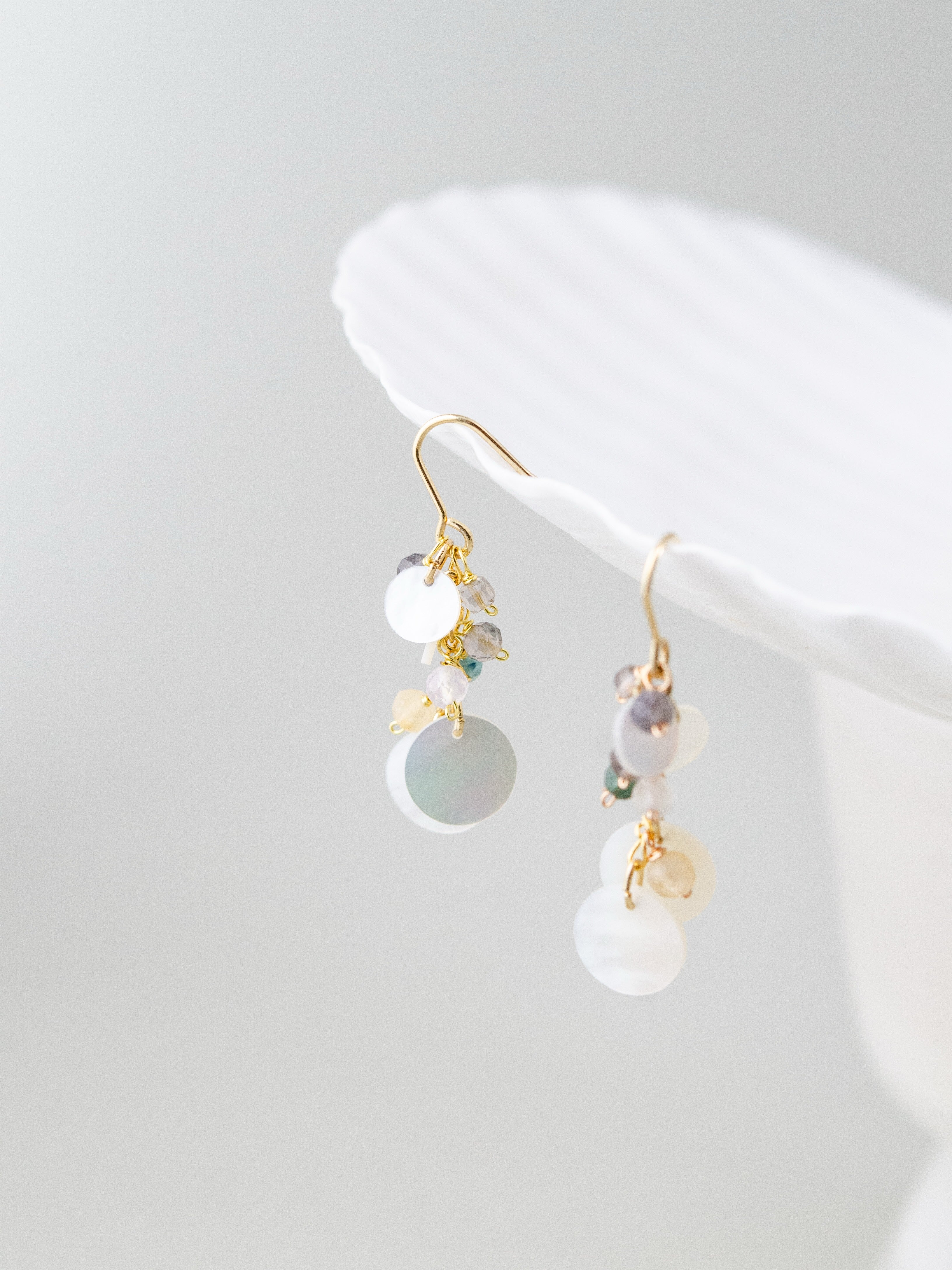 スモーキークォーツ & フローライト ピアス 霧のベールと光の粒 メイン画像