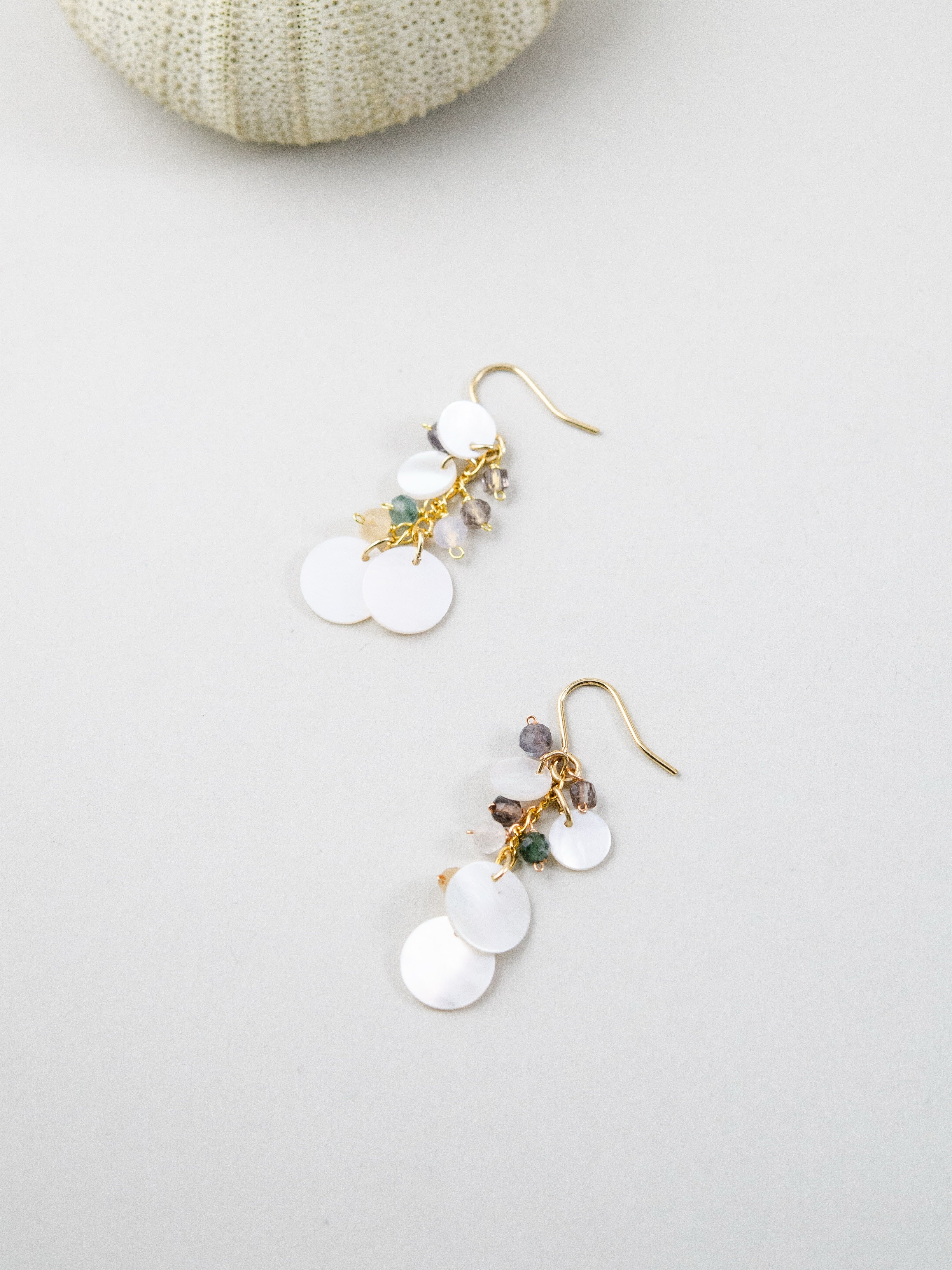 天然石ピアス ペア画像 白背景 スモーキークォーツとフローライト