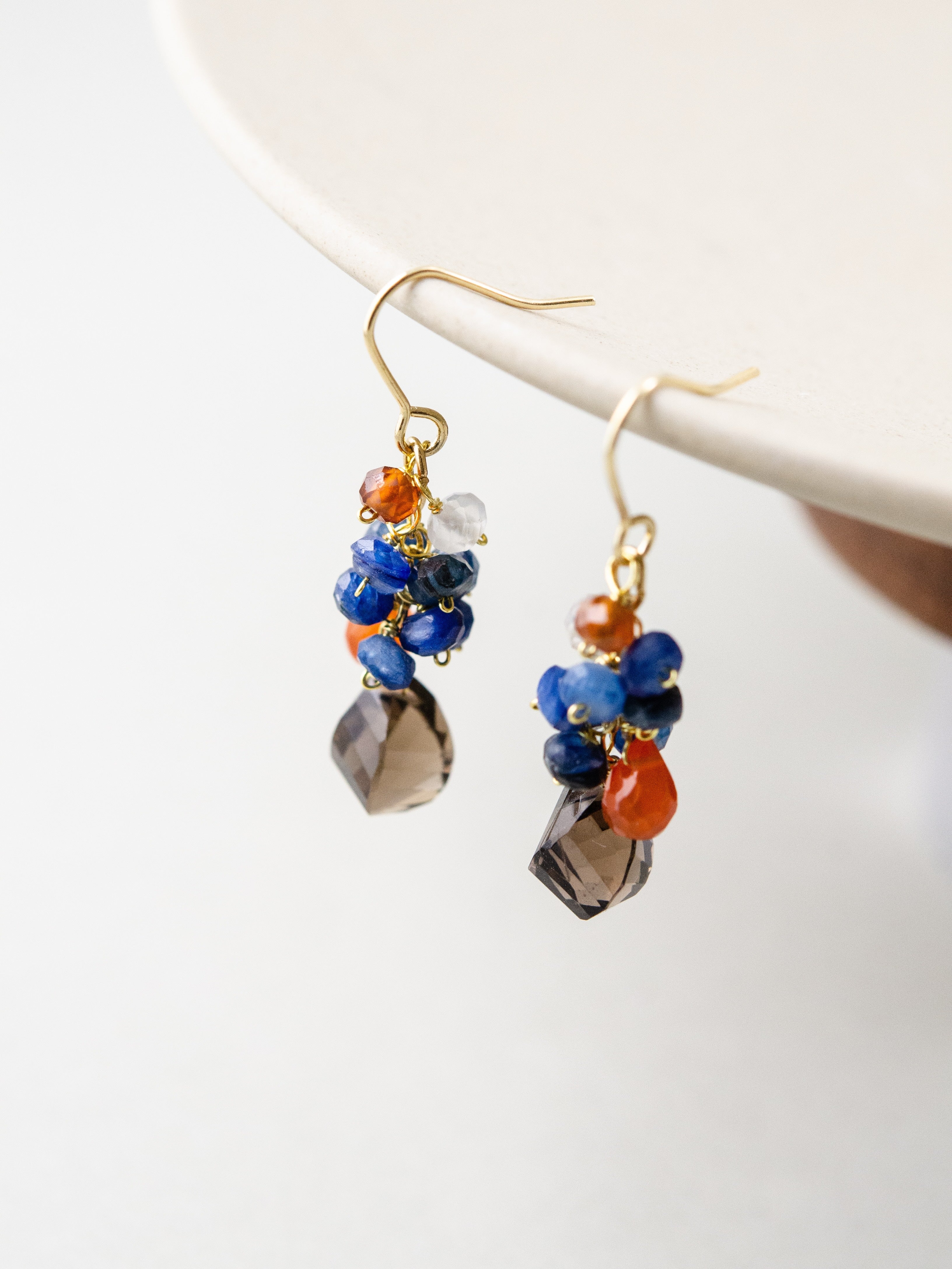 スモーキークォーツ & カイヤナイト 揺れる ピアス 知的な蒼と褐色のコントラスト 天然石 14kgf