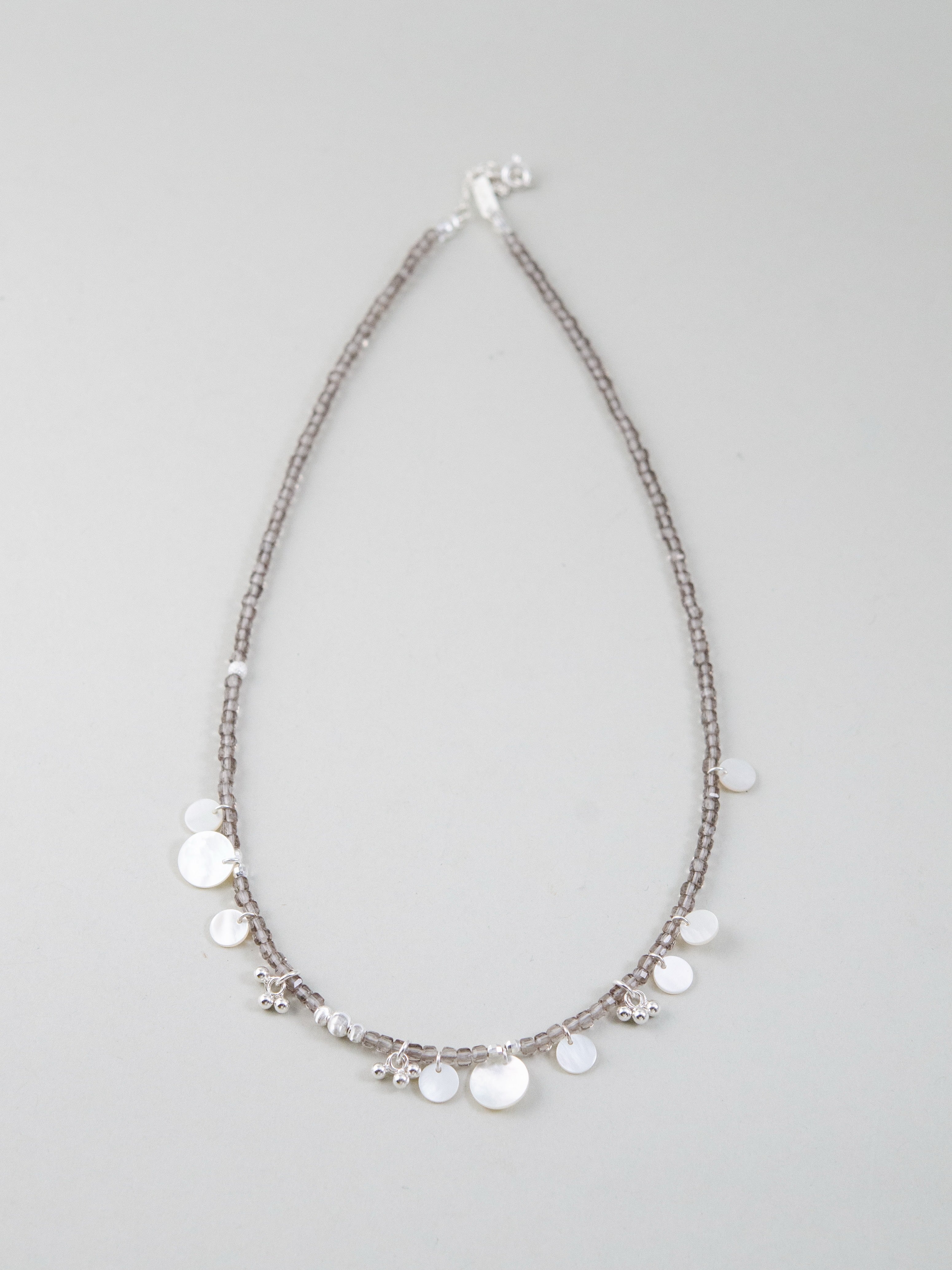 天然石ネックレス 平置き 白蝶貝とスモーキークォーツの円形配置 SV925