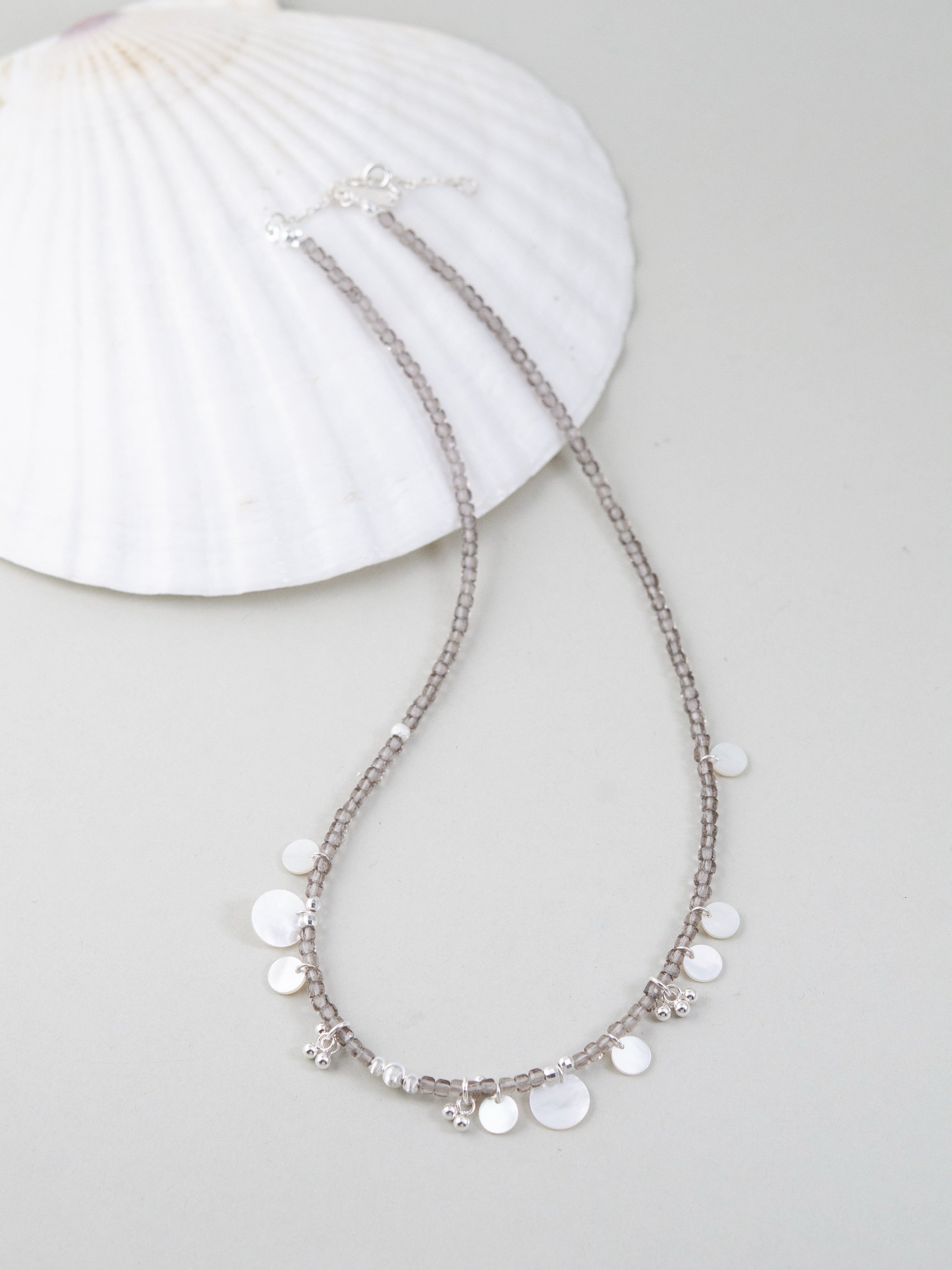 スモーキークォーツ & 白蝶貝 ネックレス 斜め配置 商品全体像