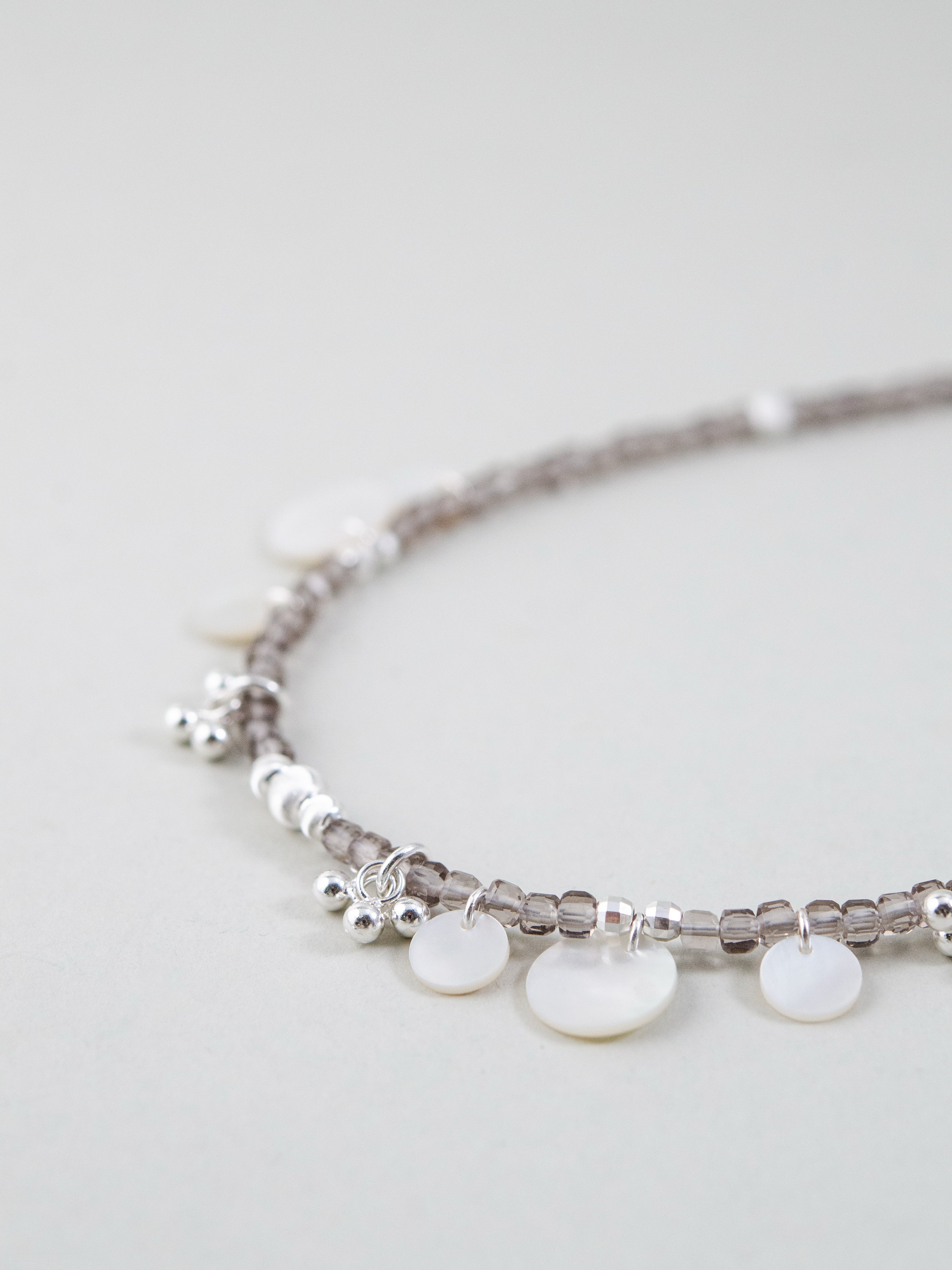 霧のヴェール スモーキークォーツと白蝶貝のネックレス 透き通るグレーと艶めく白