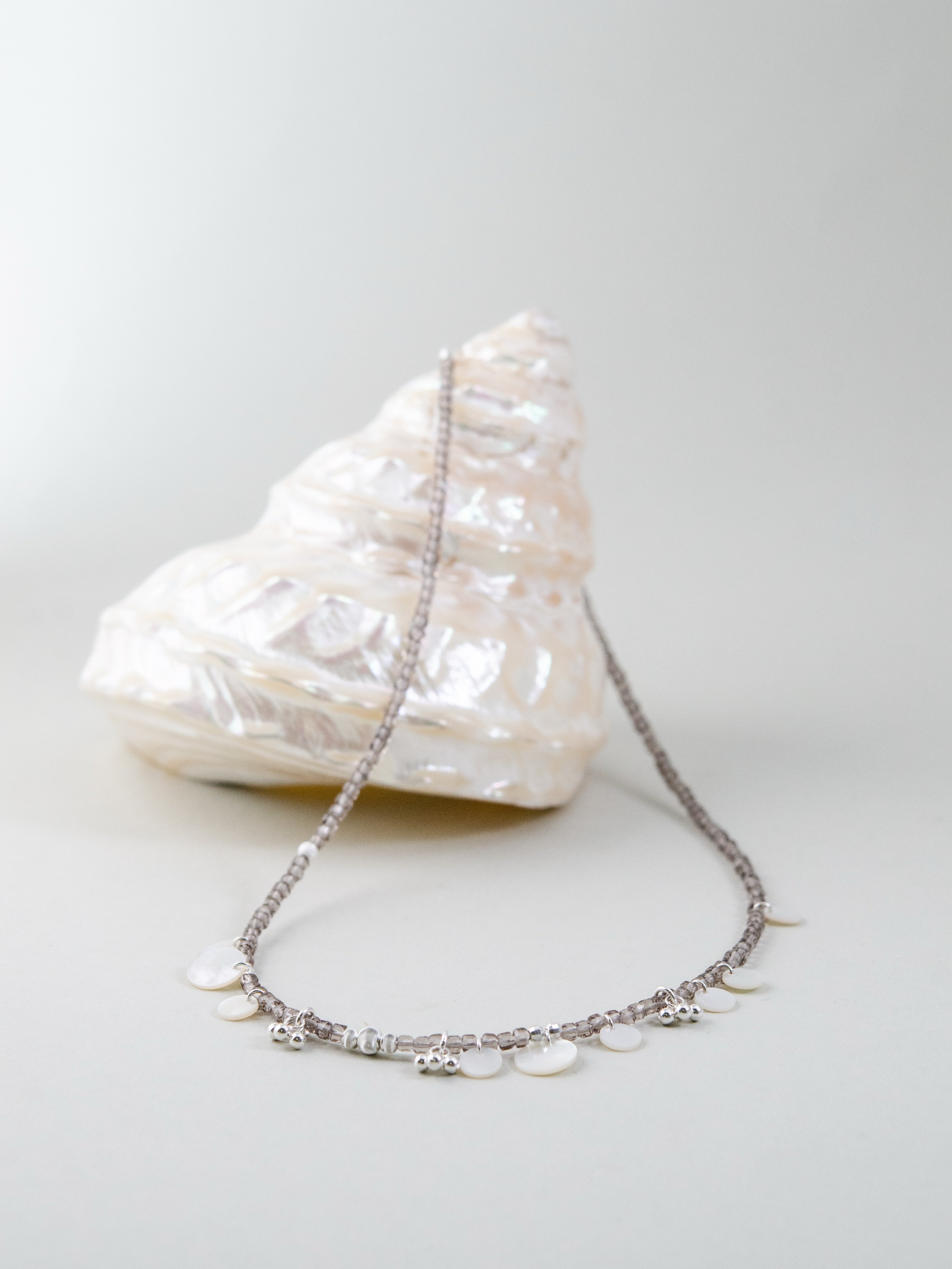 霧のようなニュアンス スモーキークォーツ ネックレス ドレープ配置