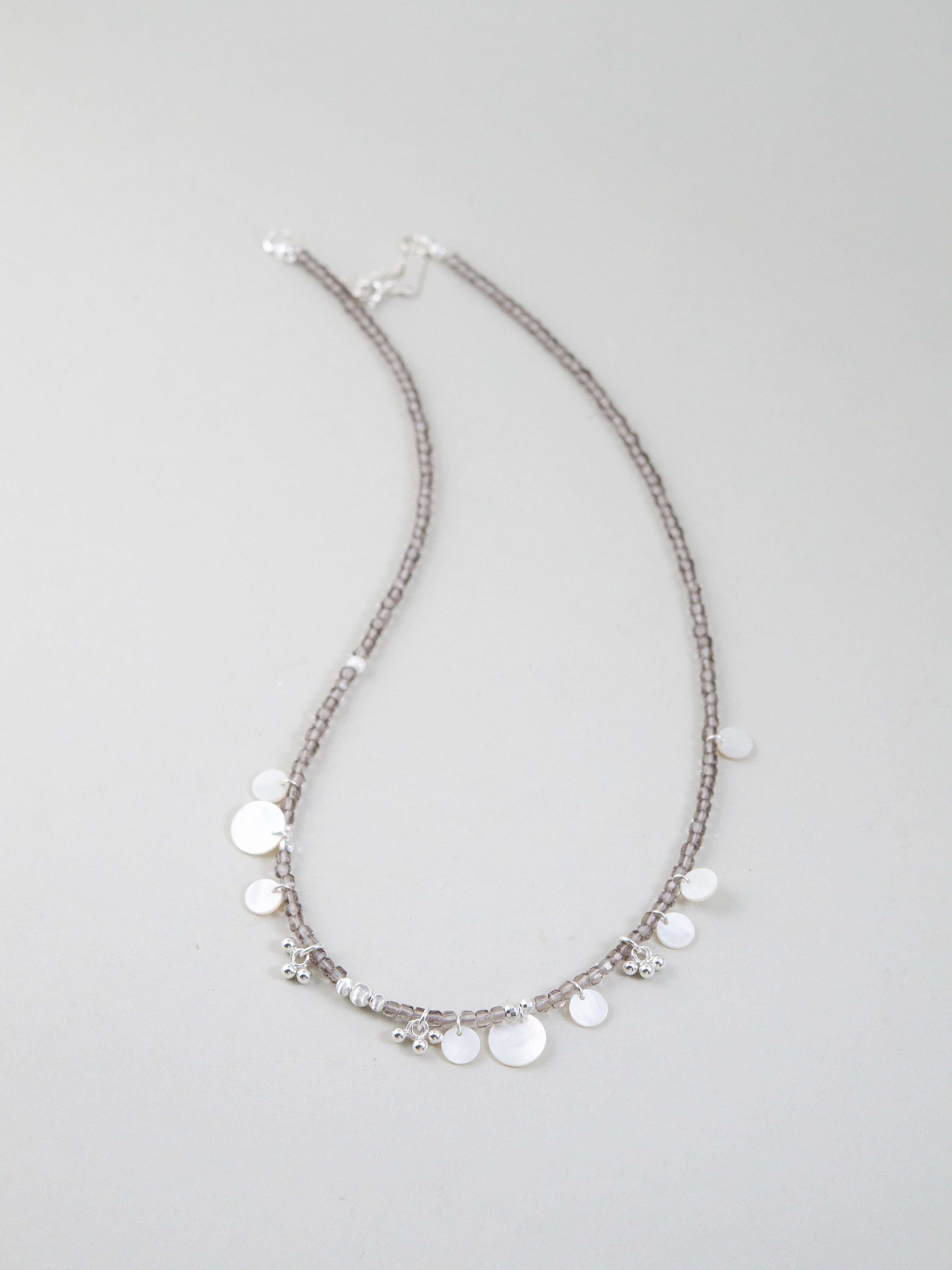 スモーキークォーツと白蝶貝のネックレス S字カーブのディスプレイ