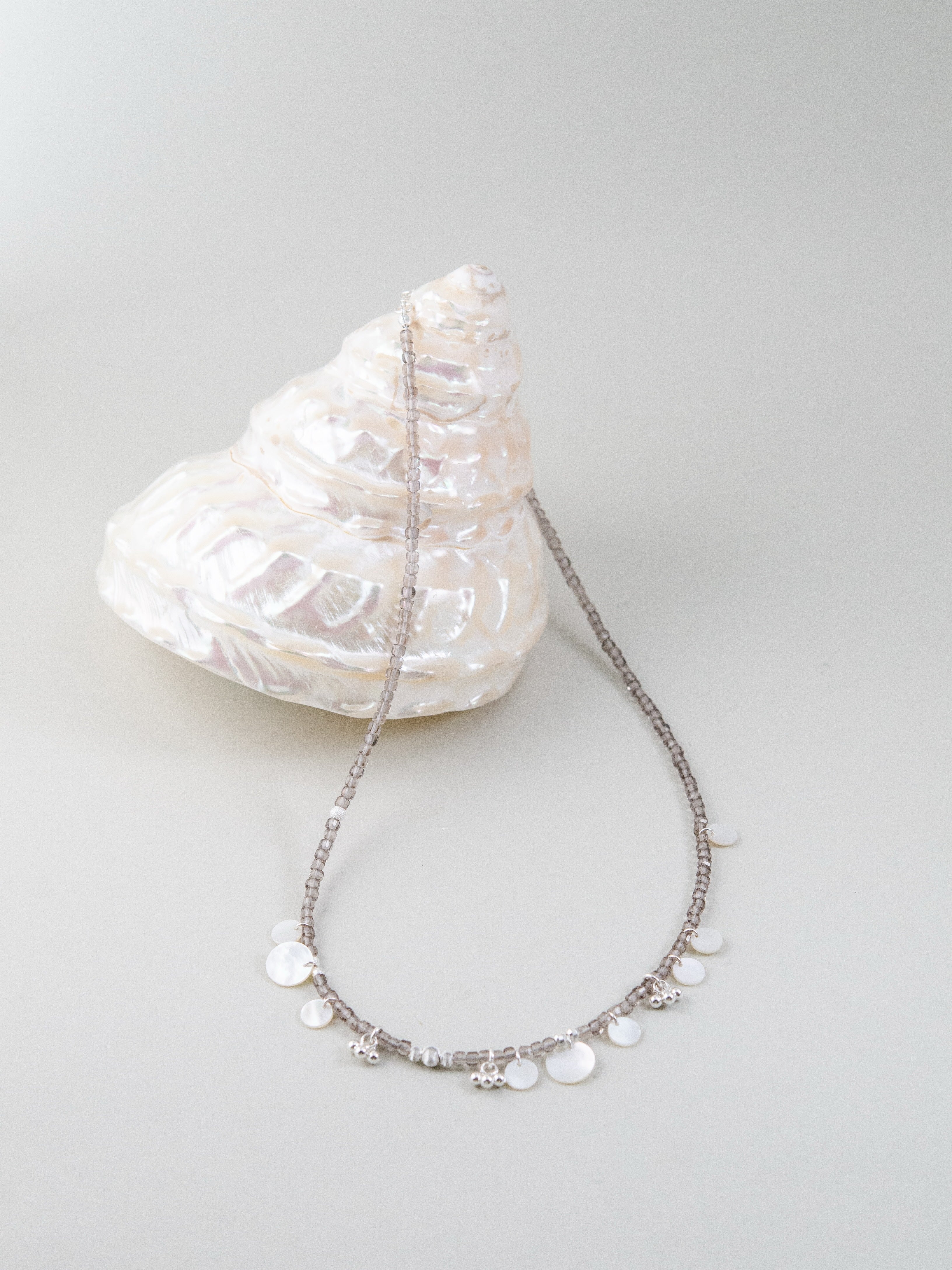 白蝶貝とスモーキークォーツ ネックレス シェルを使ったディスプレイ