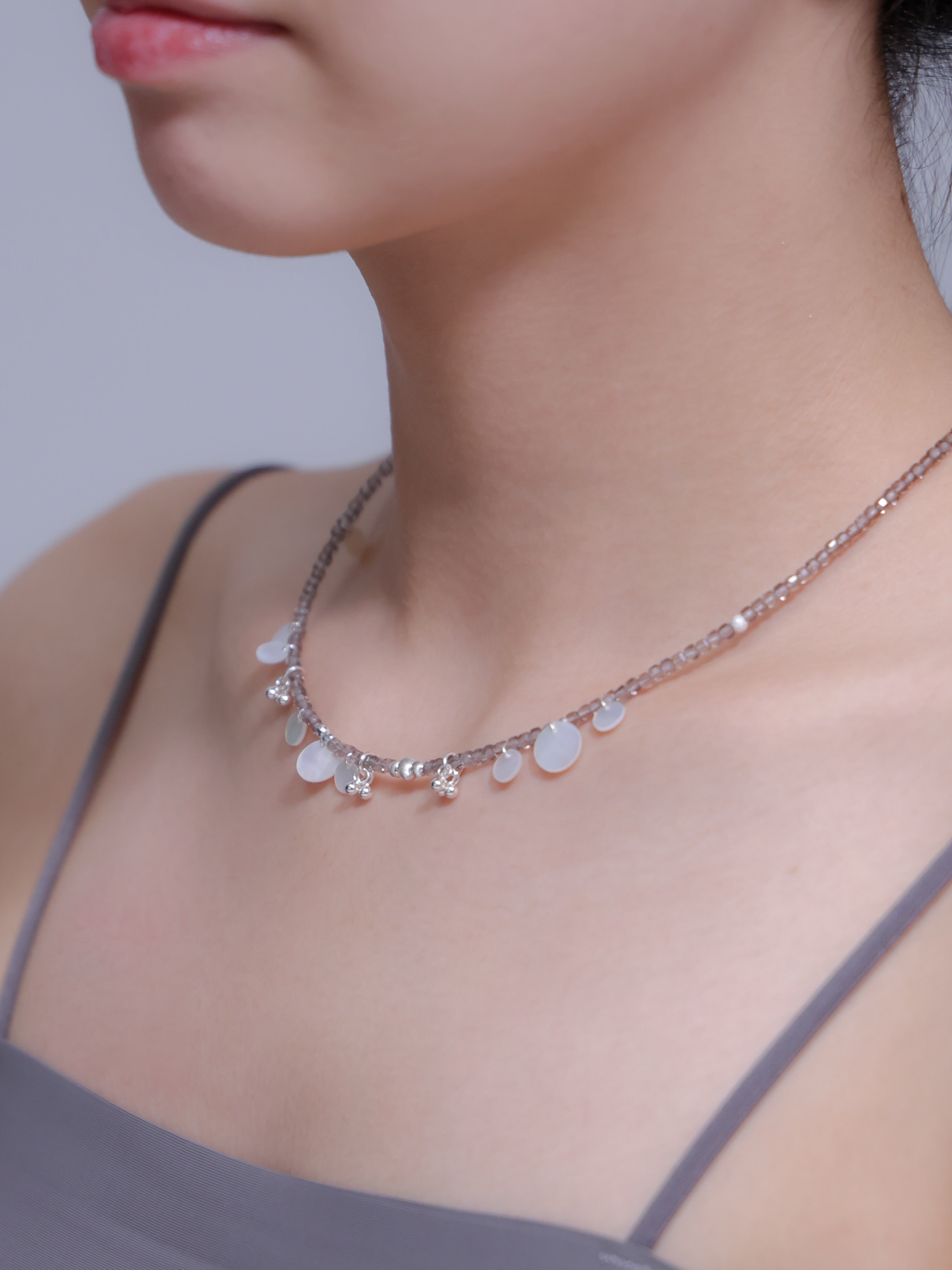 スモーキークォーツ ネックレス着用 横顔 グレーのトップスと調和する天然石