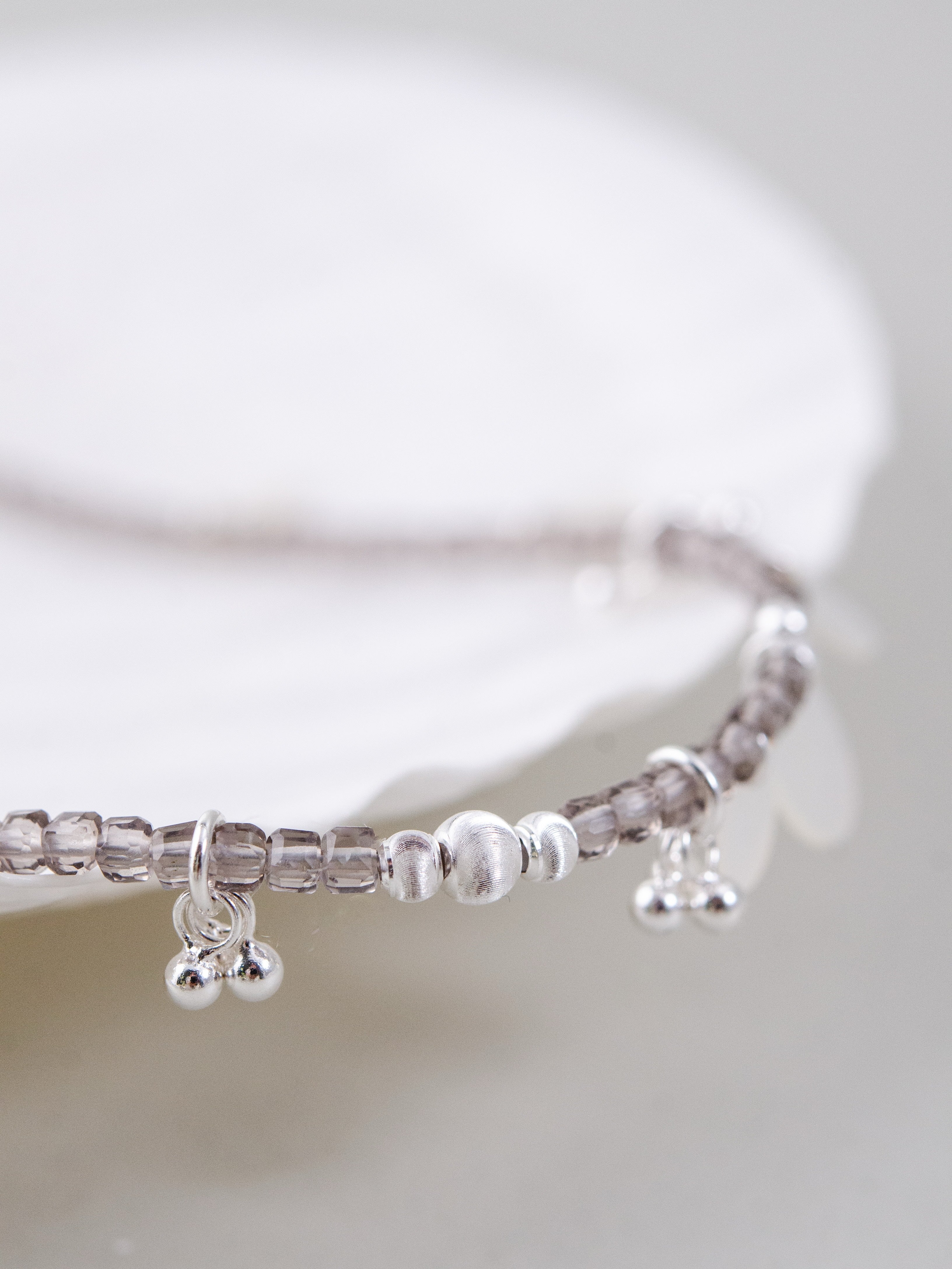 繊細な天然石ビーズの連なり スモーキークォーツと白蝶貝 詳細画像