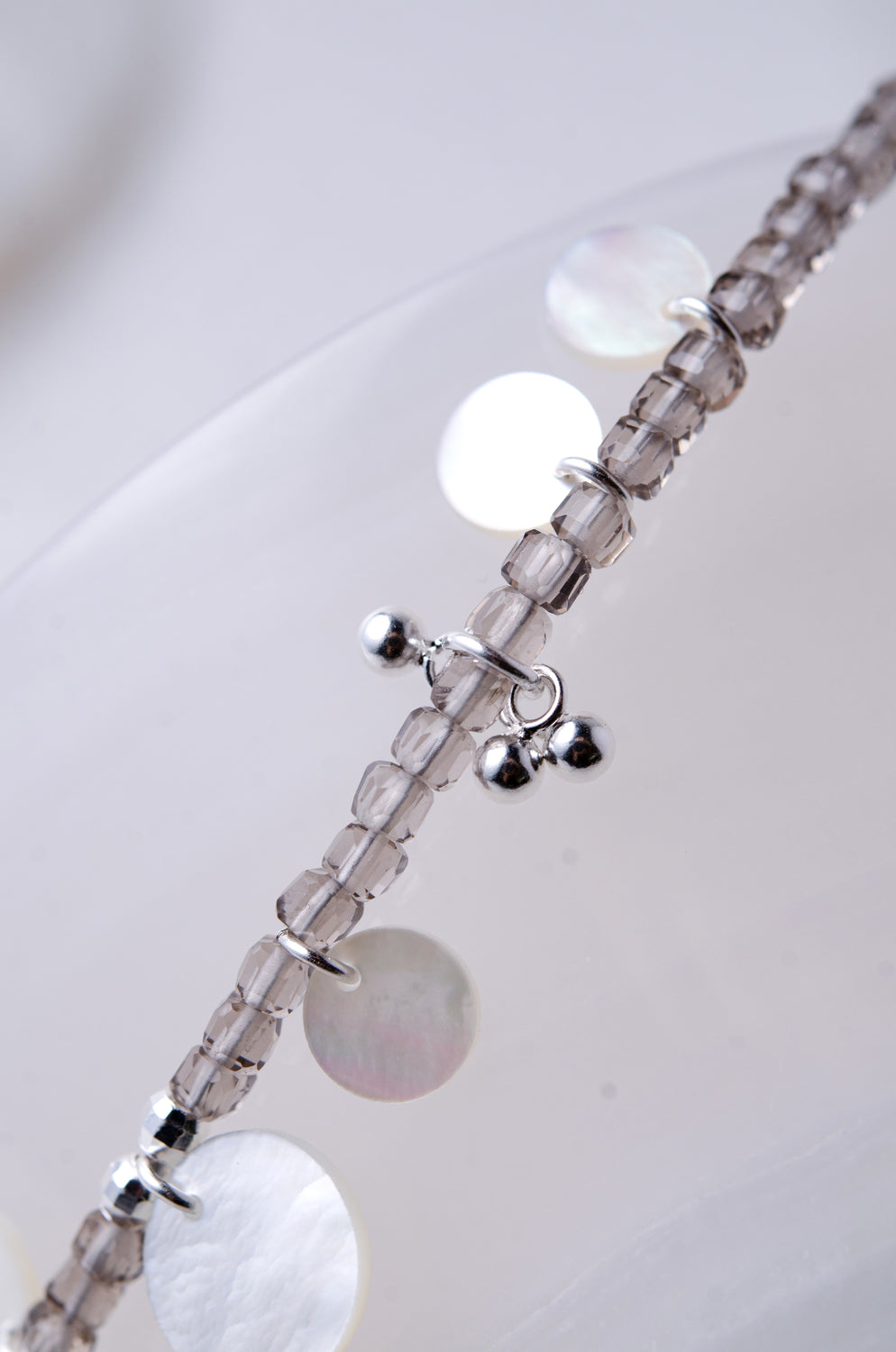 スモーキークォーツの透明感と白蝶貝の光沢 ビーズ詳細