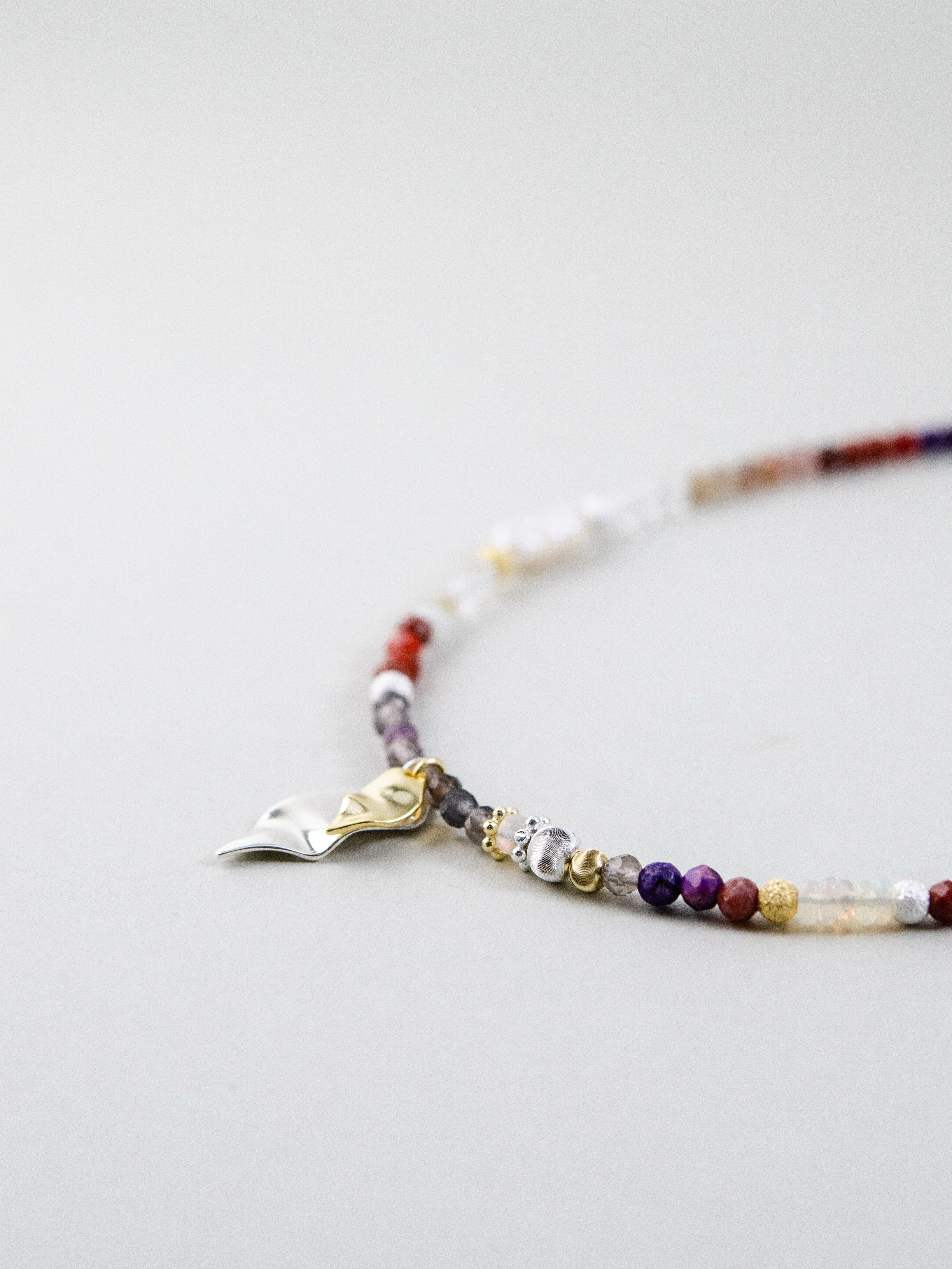 南紅メノウ & スモーキークォーツ ネックレス 大地の鼓動 メイン画像 赤と褐色のハーモニー 金銀の葉