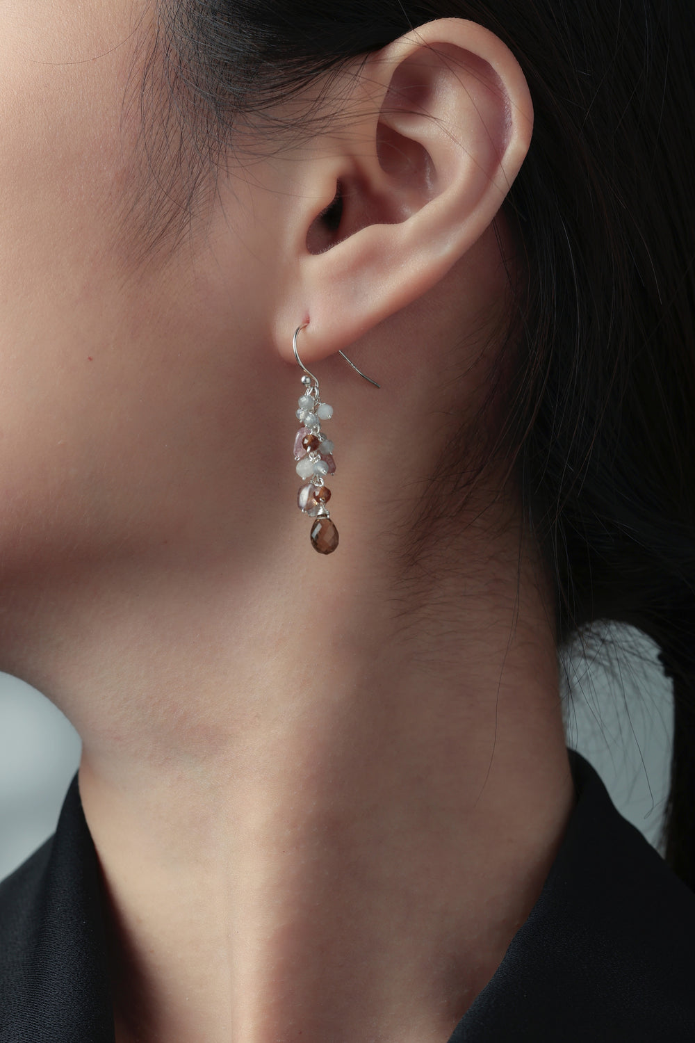 スピネル ピアス着用 首元のライン 大人の安らぎを感じるデザイン