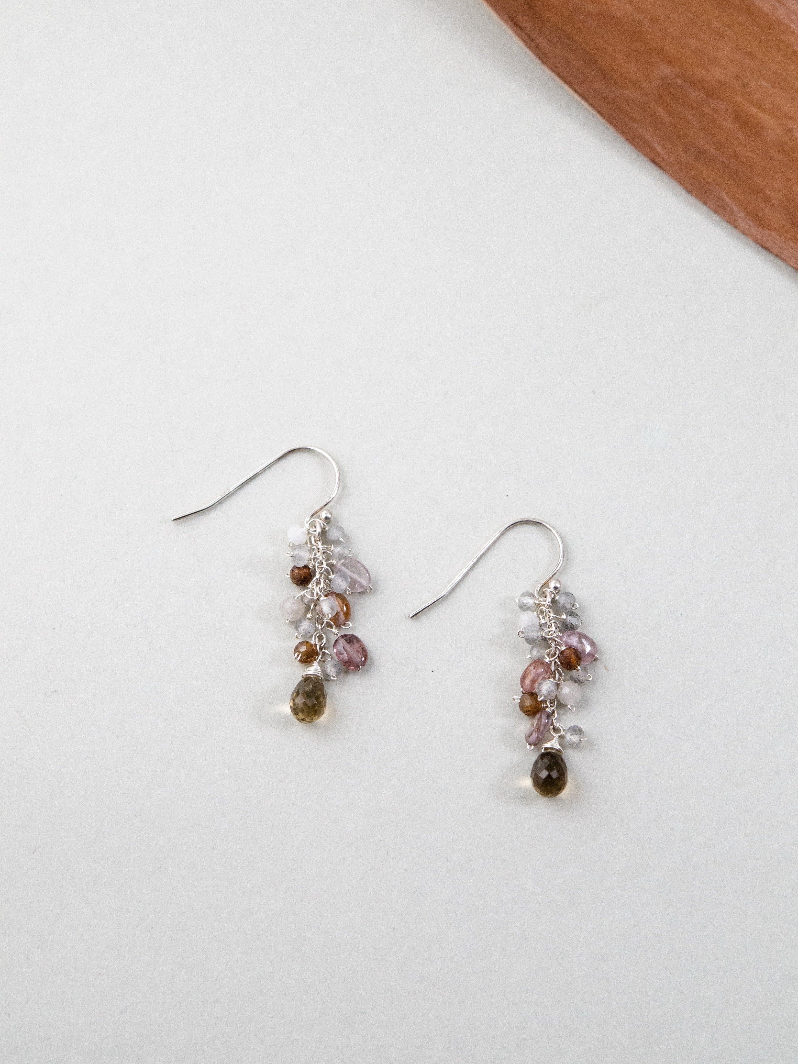 天然石ピアス 平置き ウッドプロップとスピネルの輝き ナチュラルな演出