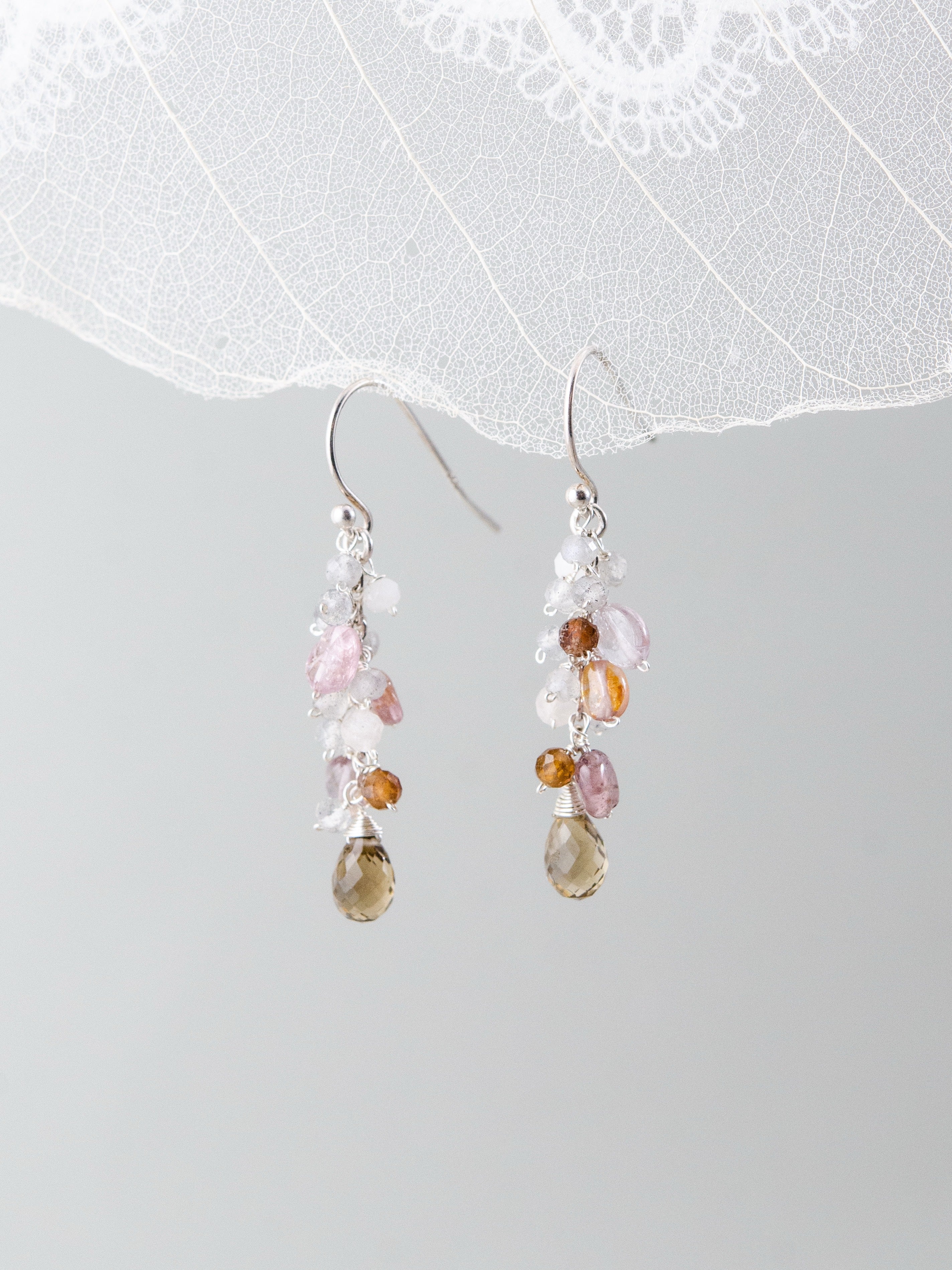 スピネル ピアス ディスプレイ 白い葉脈と黄昏色のコントラスト