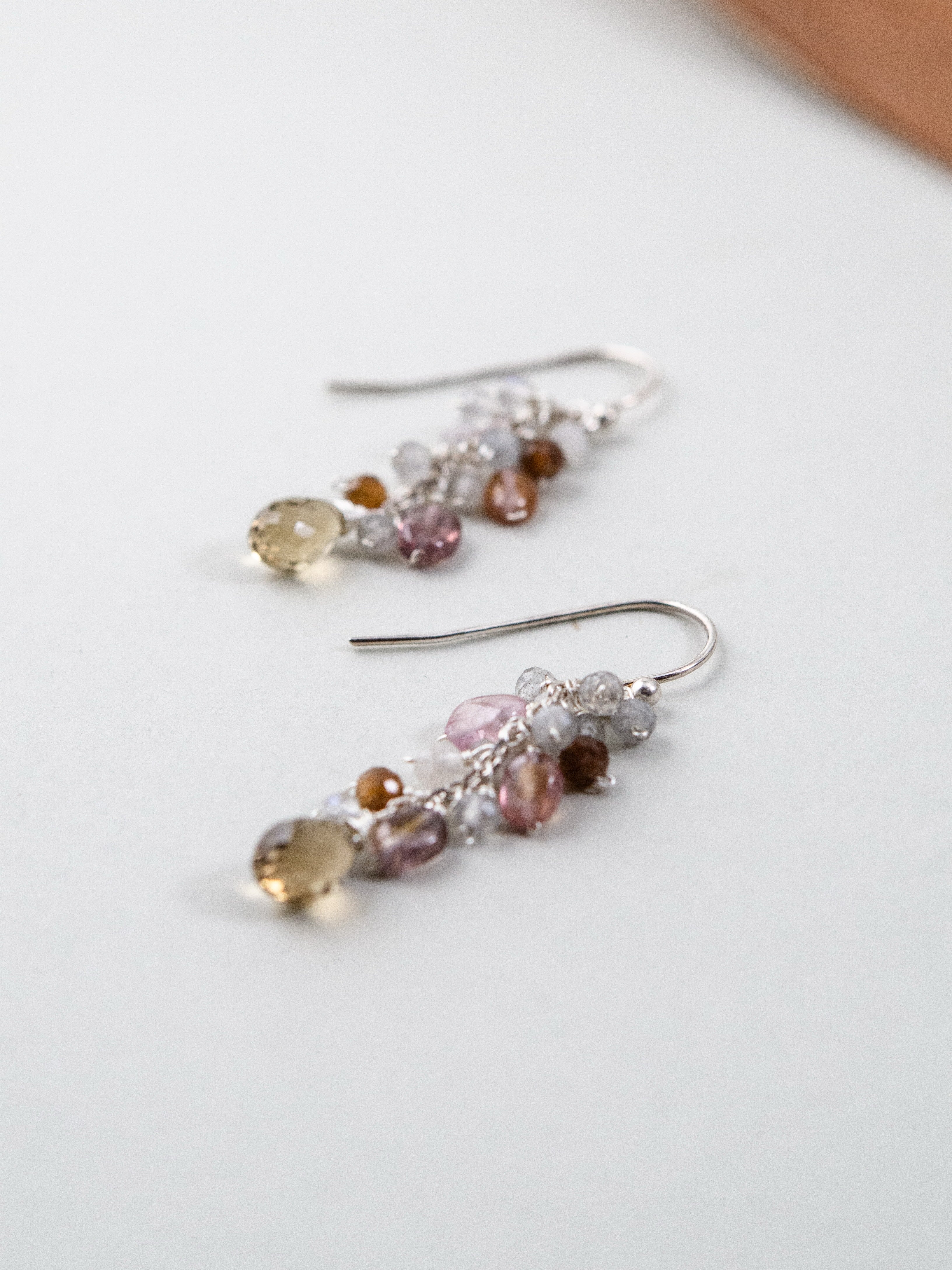 SV925 ピアス 詳細画像 スモーキークォーツのドロップとスピネルの房