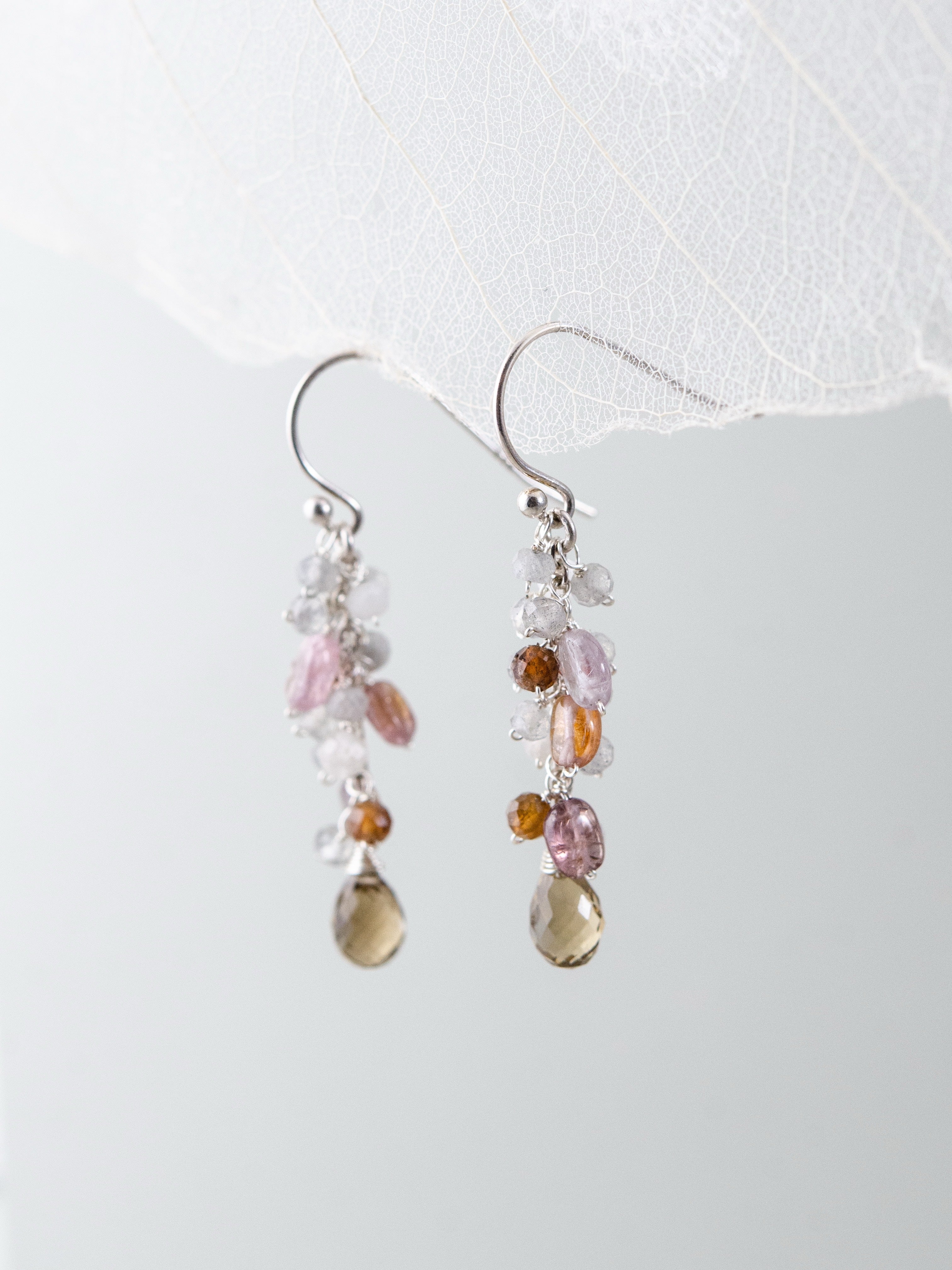 スピネル & スモーキークォーツ ピアス 黄昏のローズ メイン画像 シックな輝きと大人の安らぎ SV925