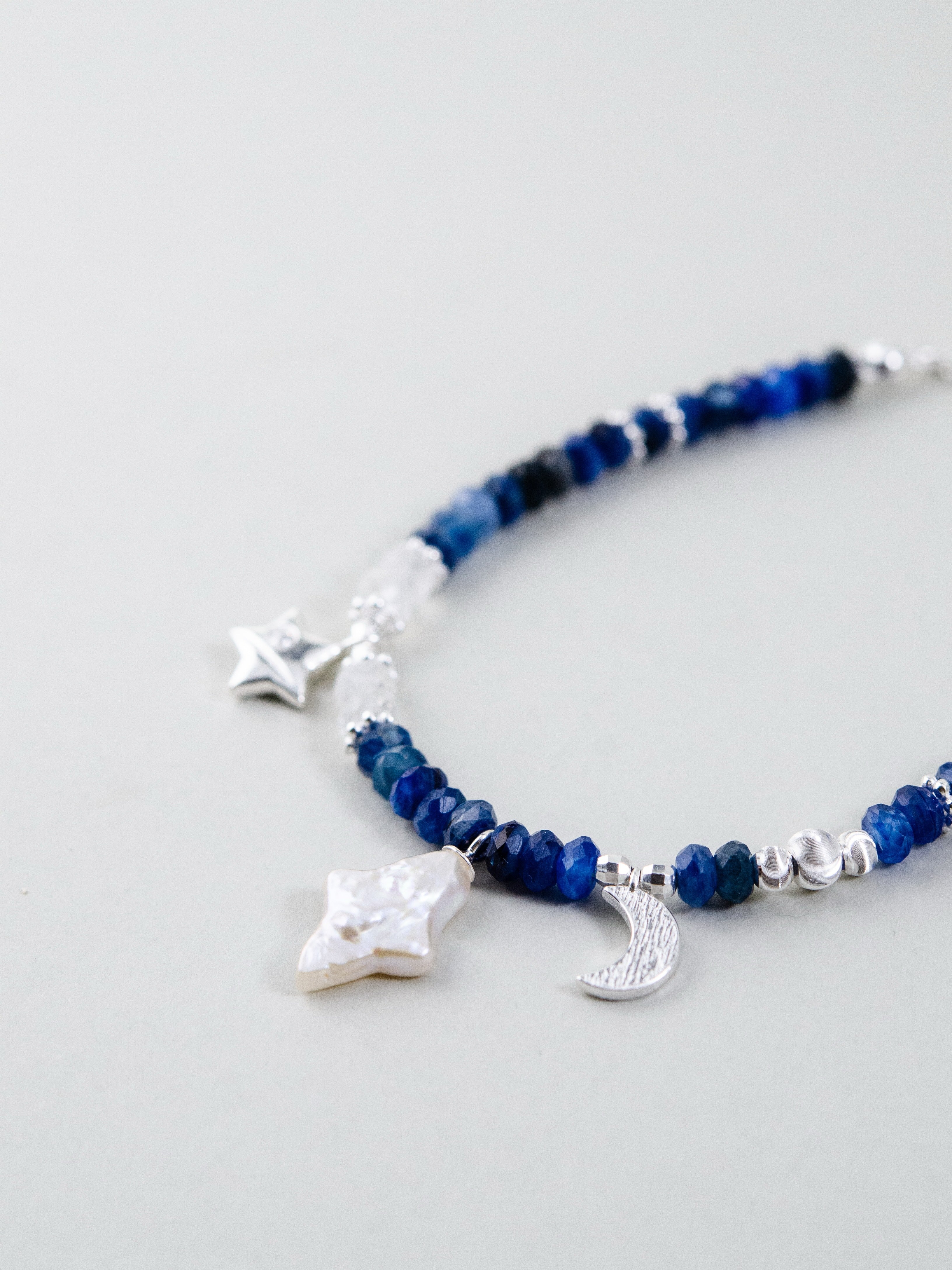 星と月のシルバーチャーム詳細画像 夜空をイメージしたデザインと天然石