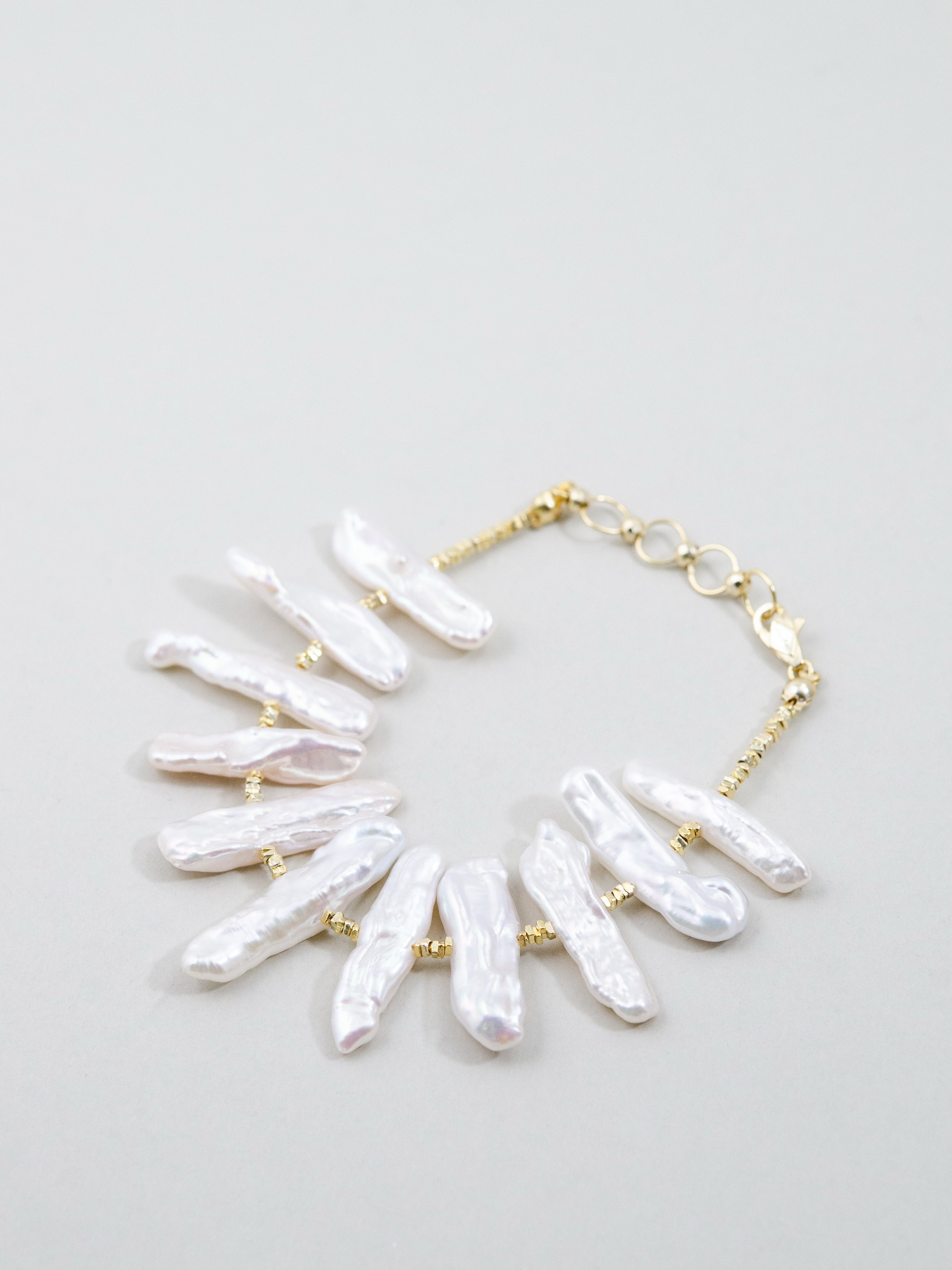 白亜の光条 ブレスレット ゴールド 円形配置 デザイン詳細