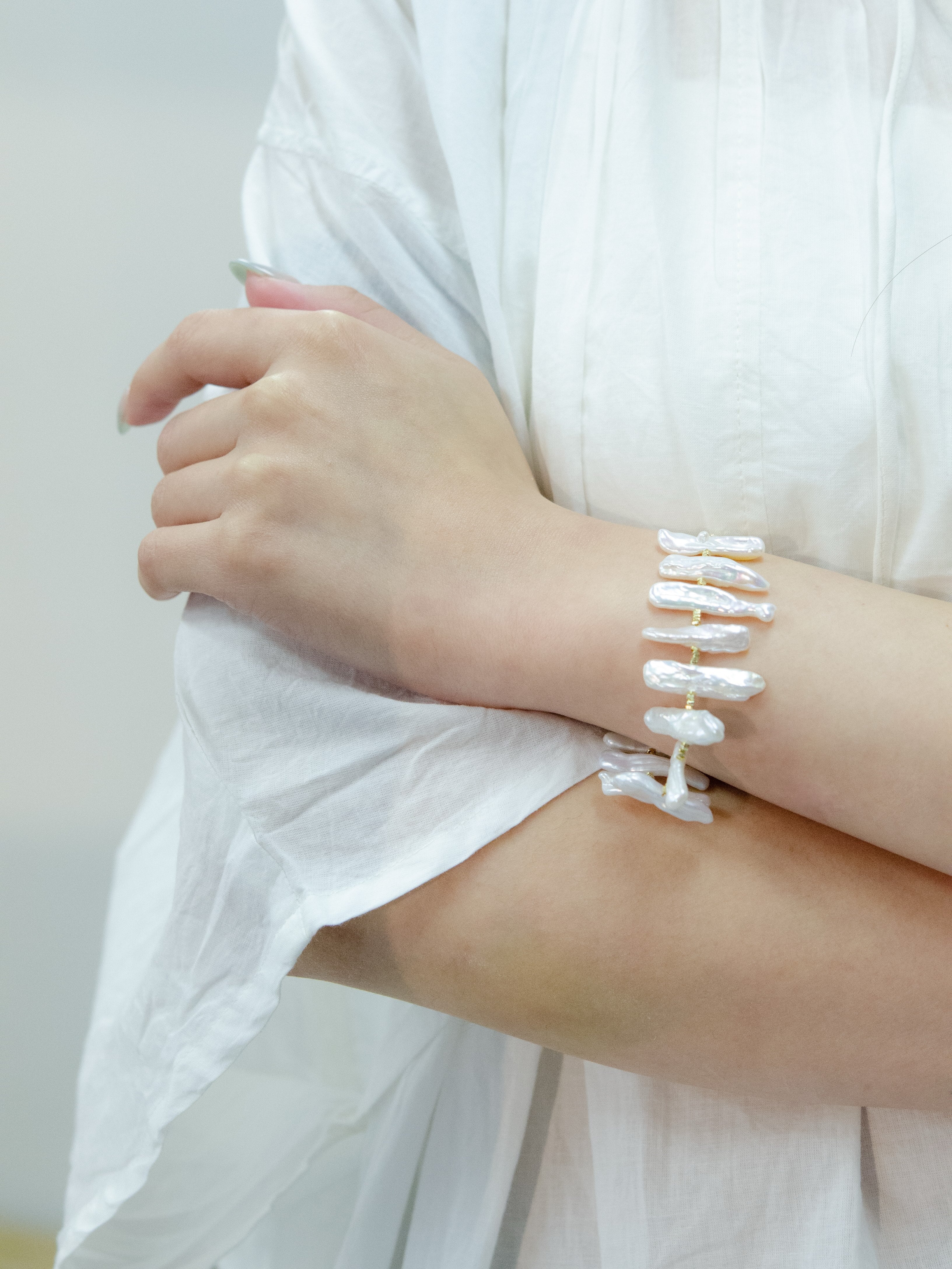 スティックパール ブレスレット着用 白シャツコーデ 洗練された大人のパールアクセサリー