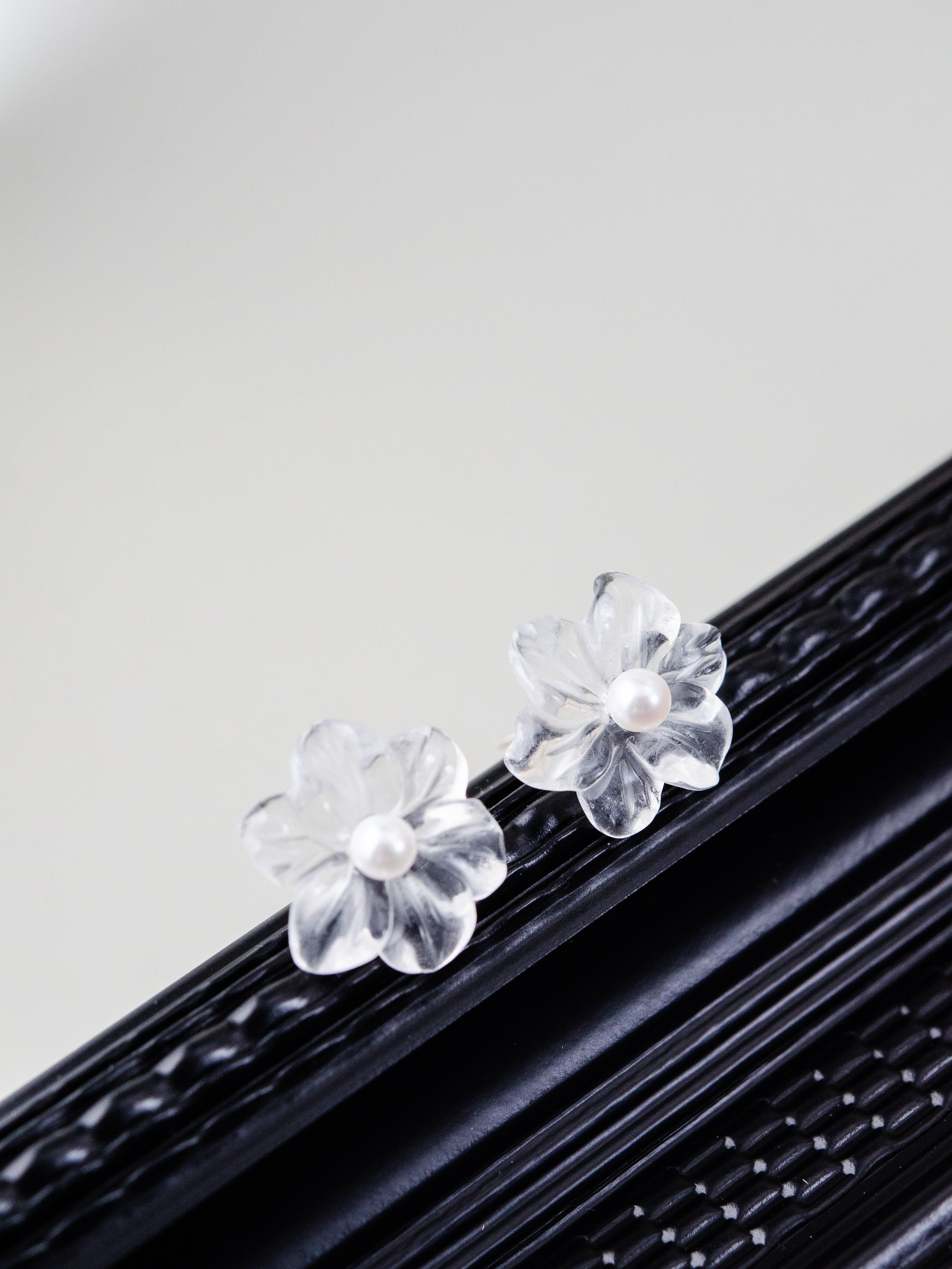 スタッドピアス 側面 デザイン 立体感 透明 宝石