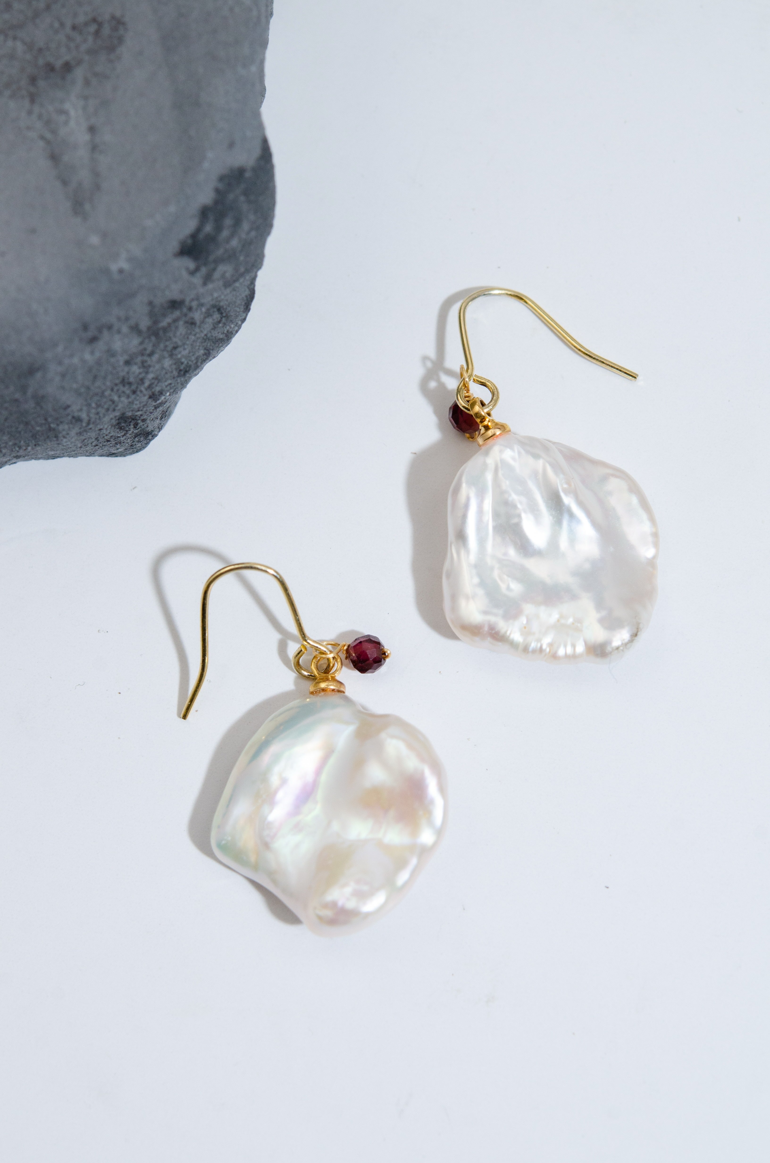 おしゃれな ピアス ディスプレイ 置き画 石 ガーネット アクセント