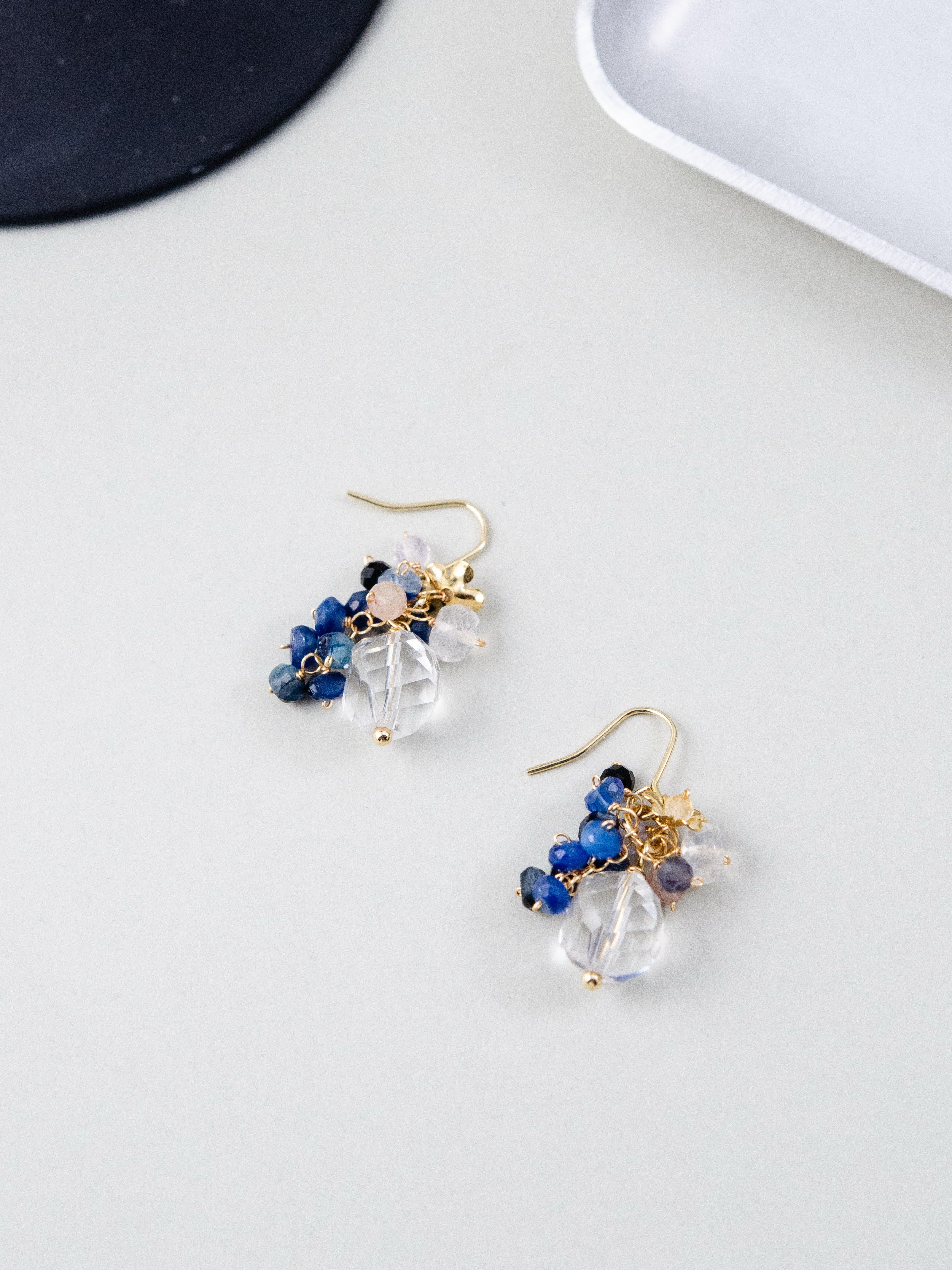 おしゃれな ピアス 置き画 黒トレー シック 高級感