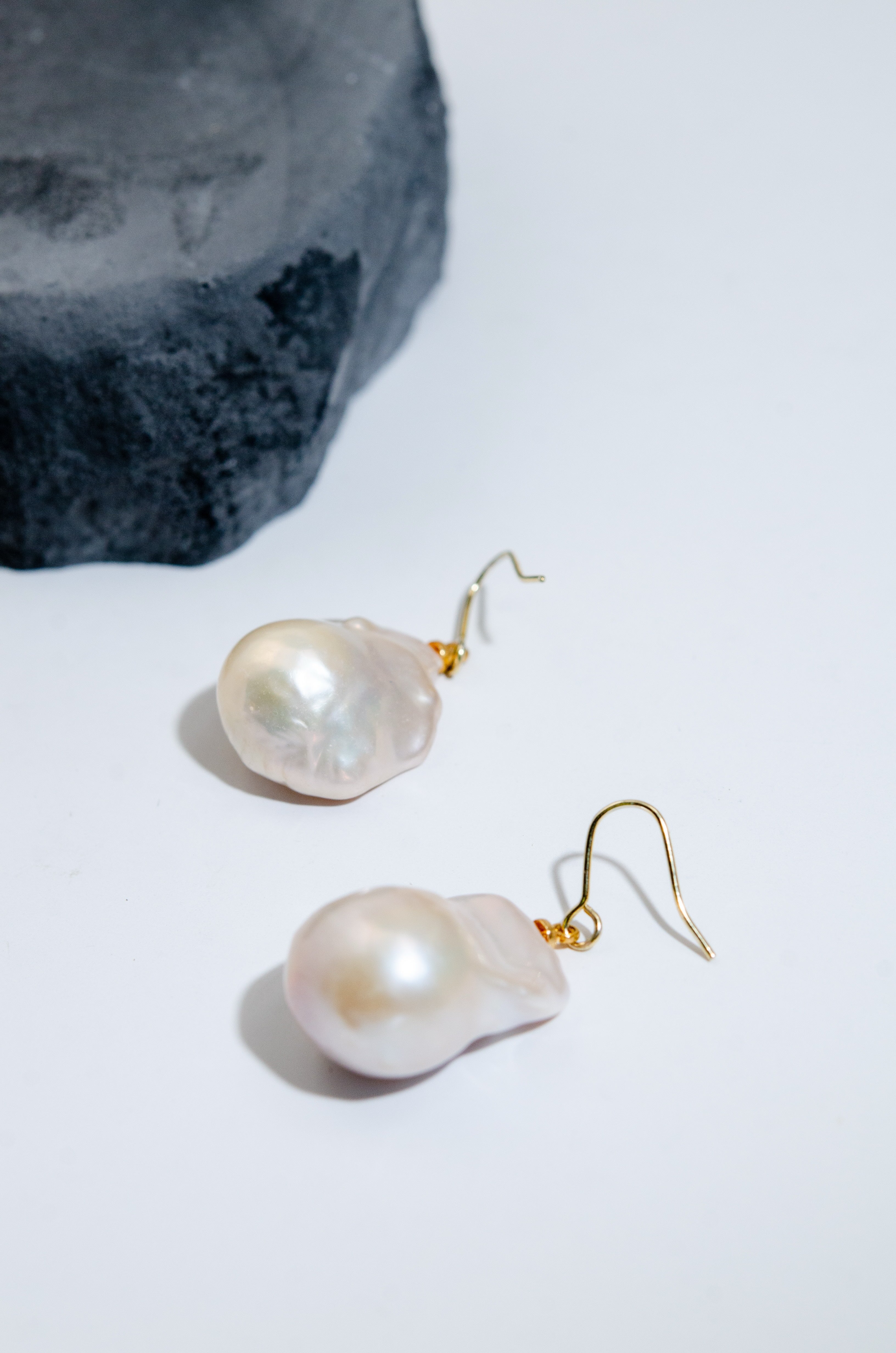LUCINE 大粒 淡水バロックパール 一粒 ピアス〈ひとつの満月
