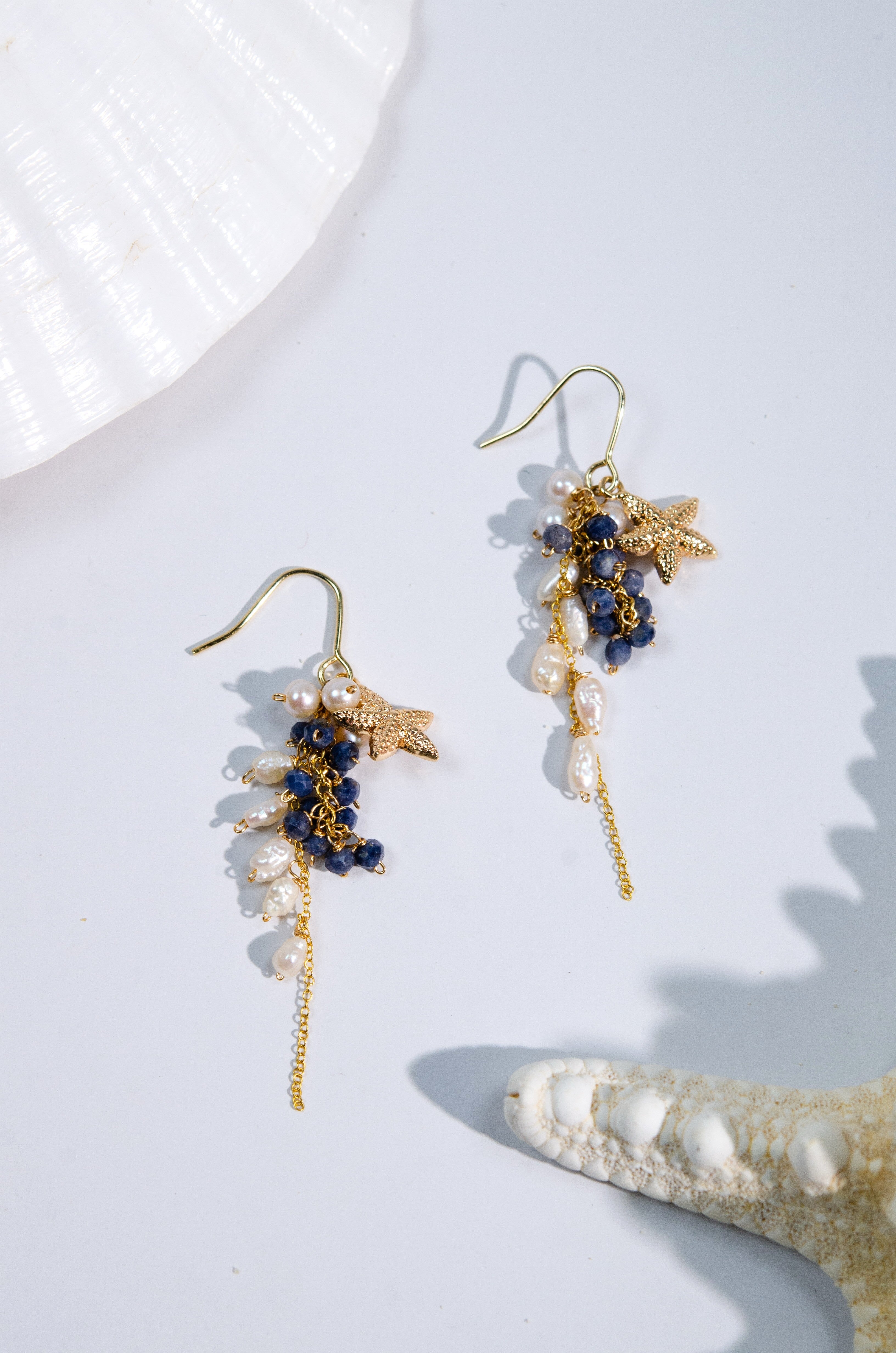 サファイア & 淡水パール 揺れる ピアス〈蒼海の記憶〉| 知的な蒼と白