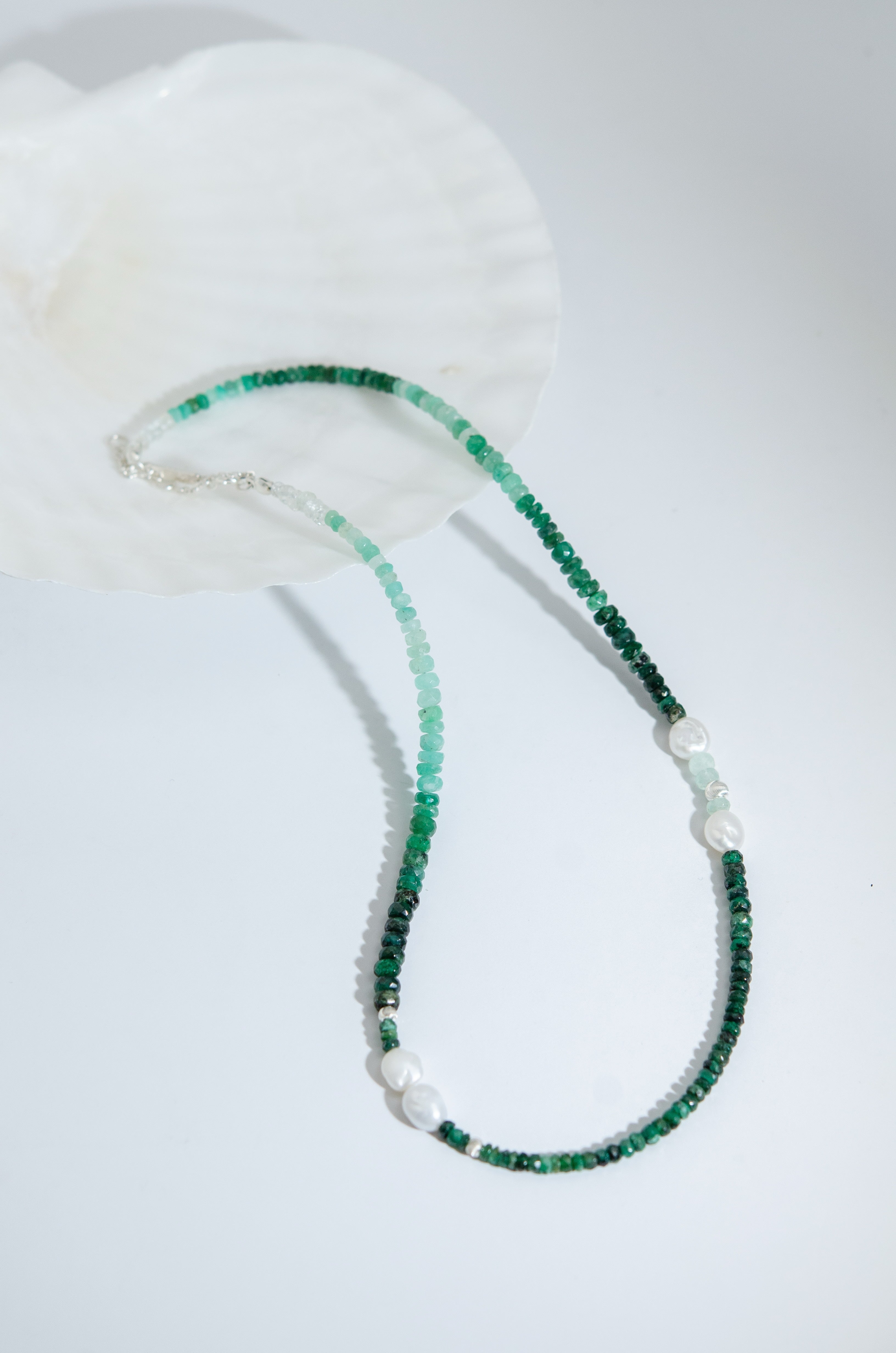 夏 ネックレス ディスプレイ 白シェル 爽やか 6月誕生石