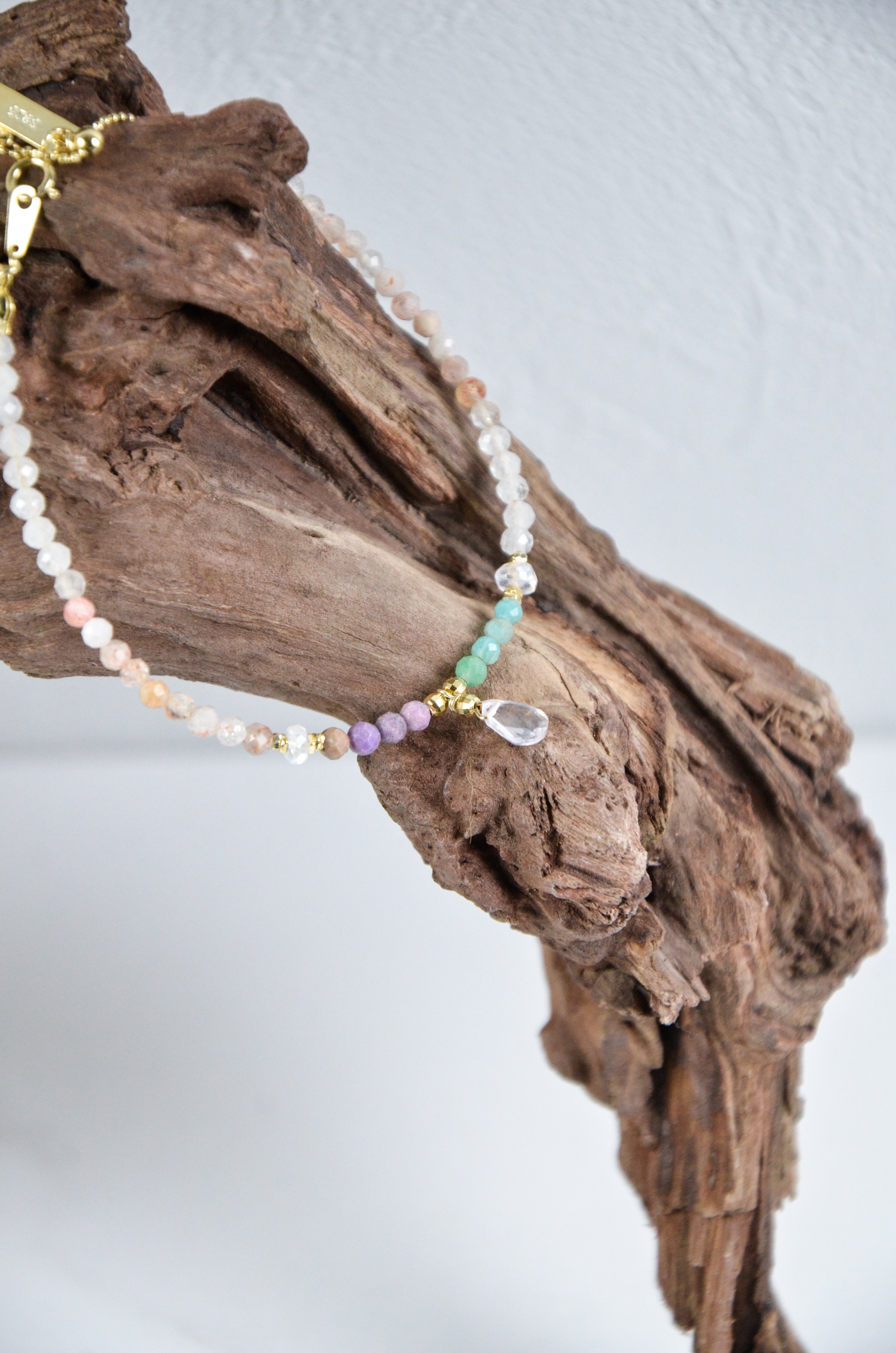 朝焼けの虹 ブレスレット 流木ディスプレイ 自然な優しさとゴールドの輝き