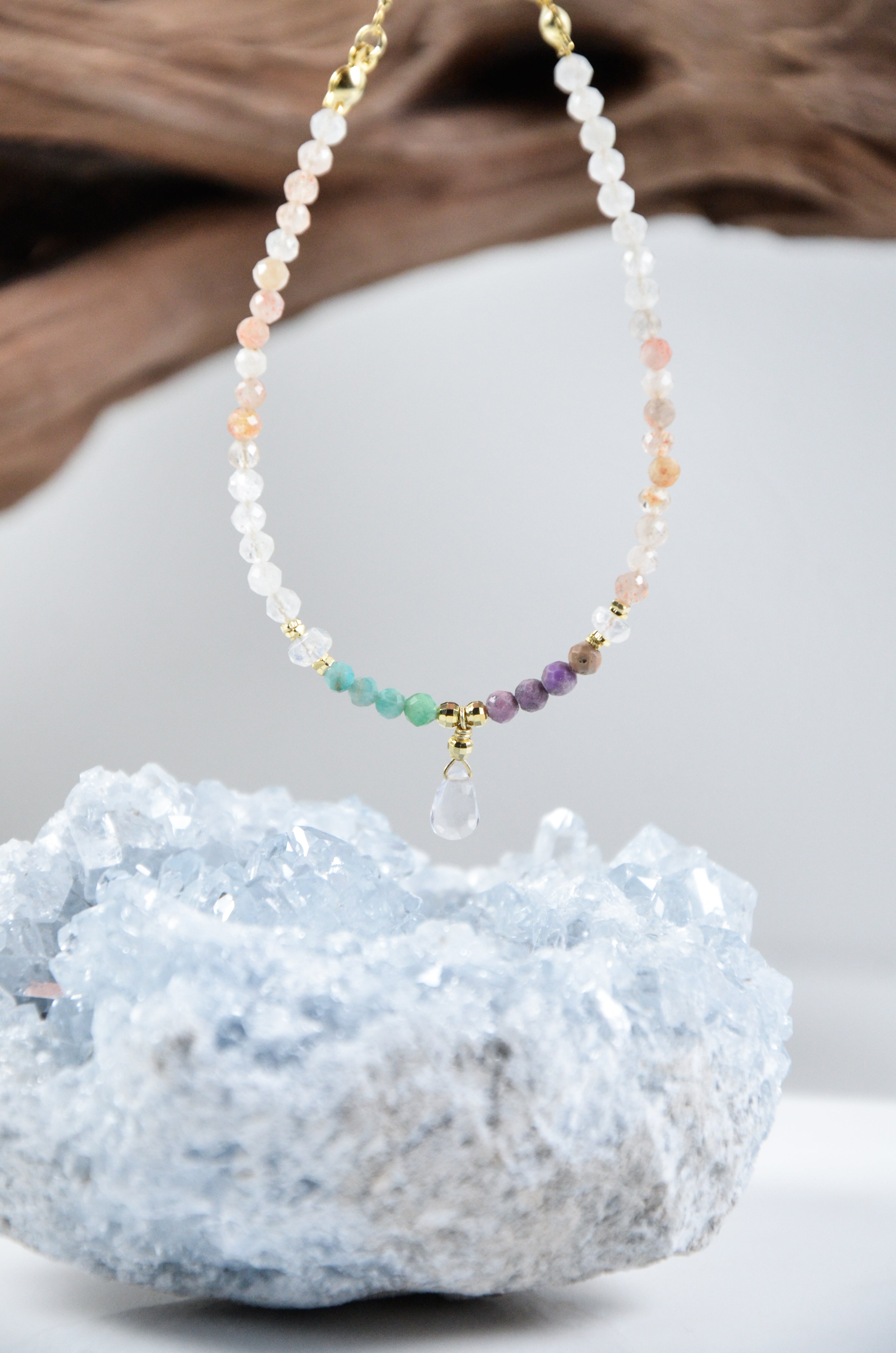 揺れる雫のチャーム 天然石ブレスレット 青い結晶と透明感あふれる光