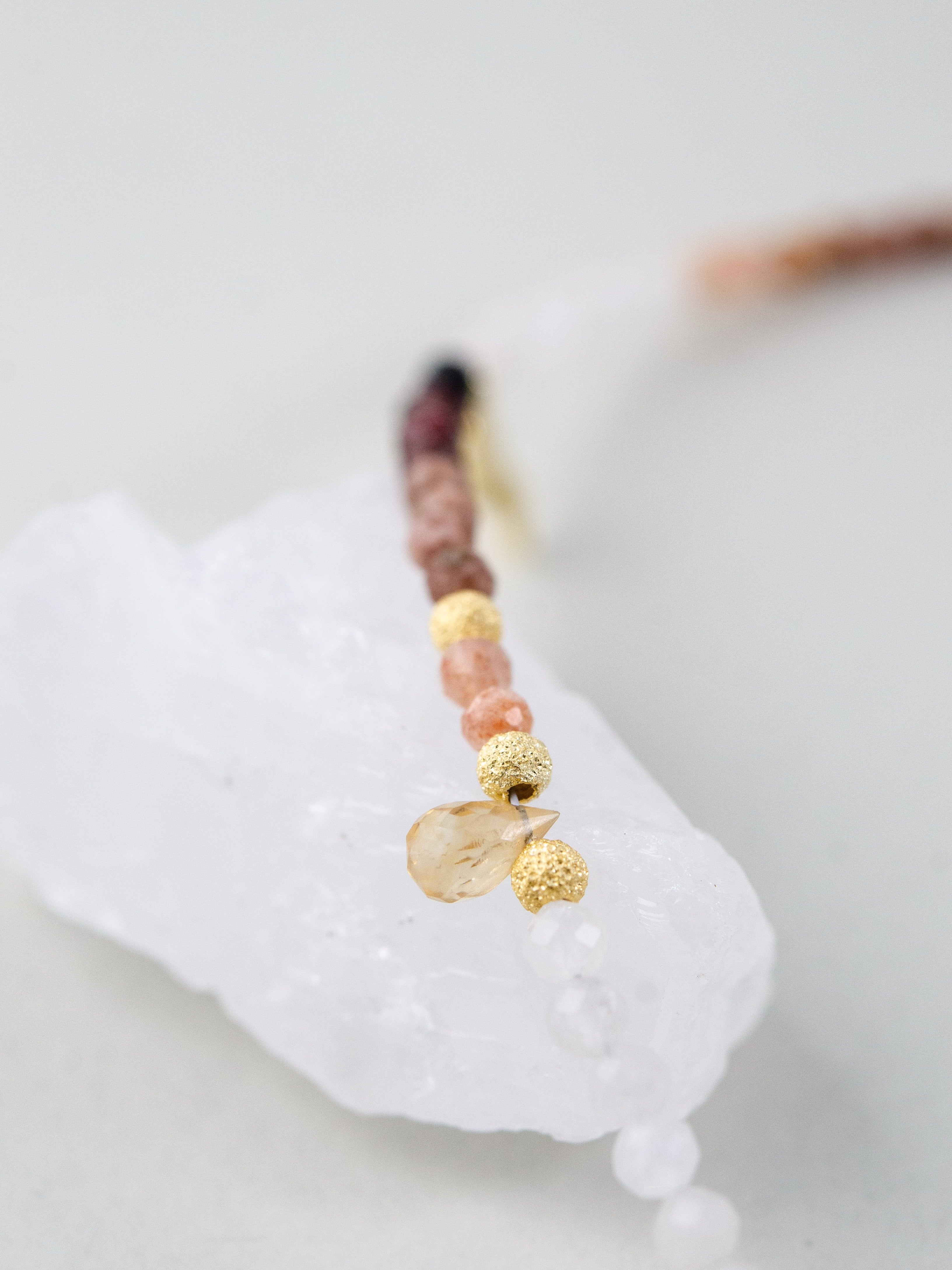 サンストーンとムーンストーン 詳細画像 金の葉チャームと天然石の質感