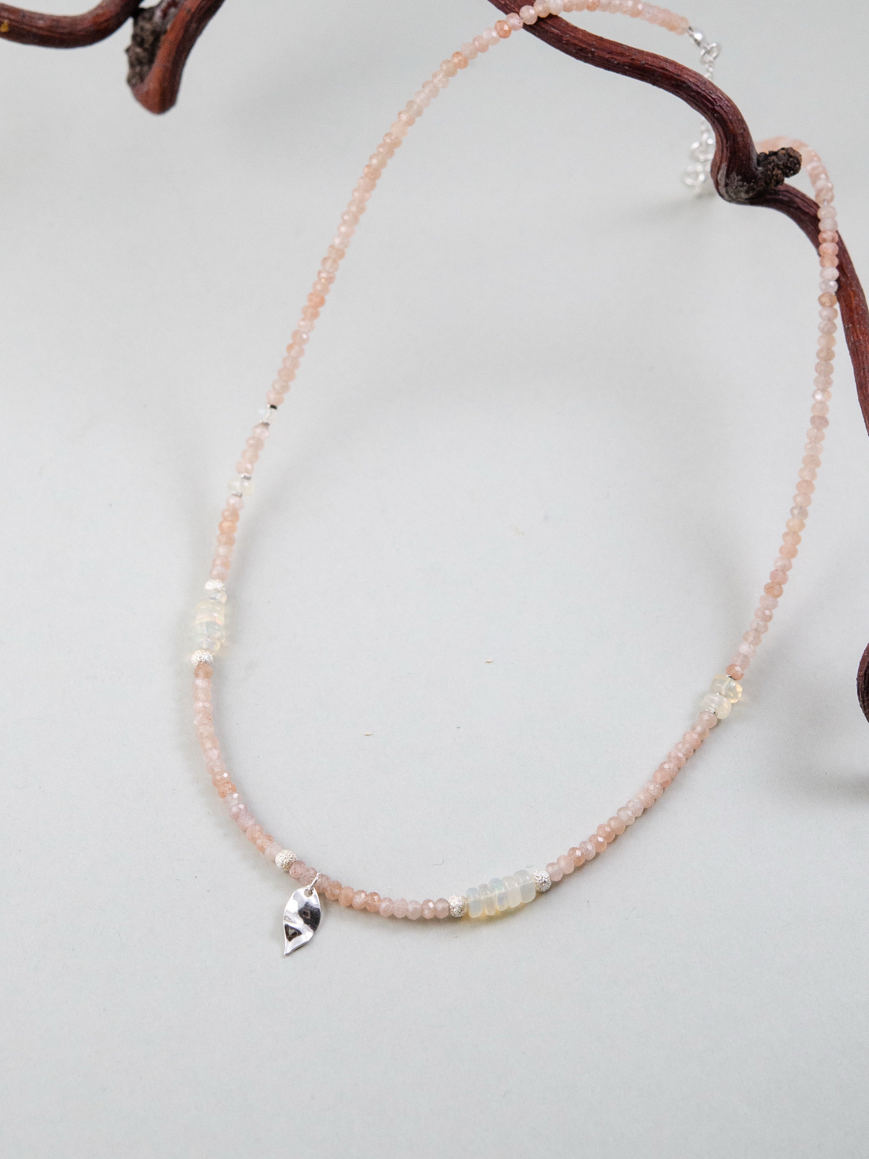 陽だまりの杏 ネックレス 流木ディスプレイ 自然光と天然石の美しさ