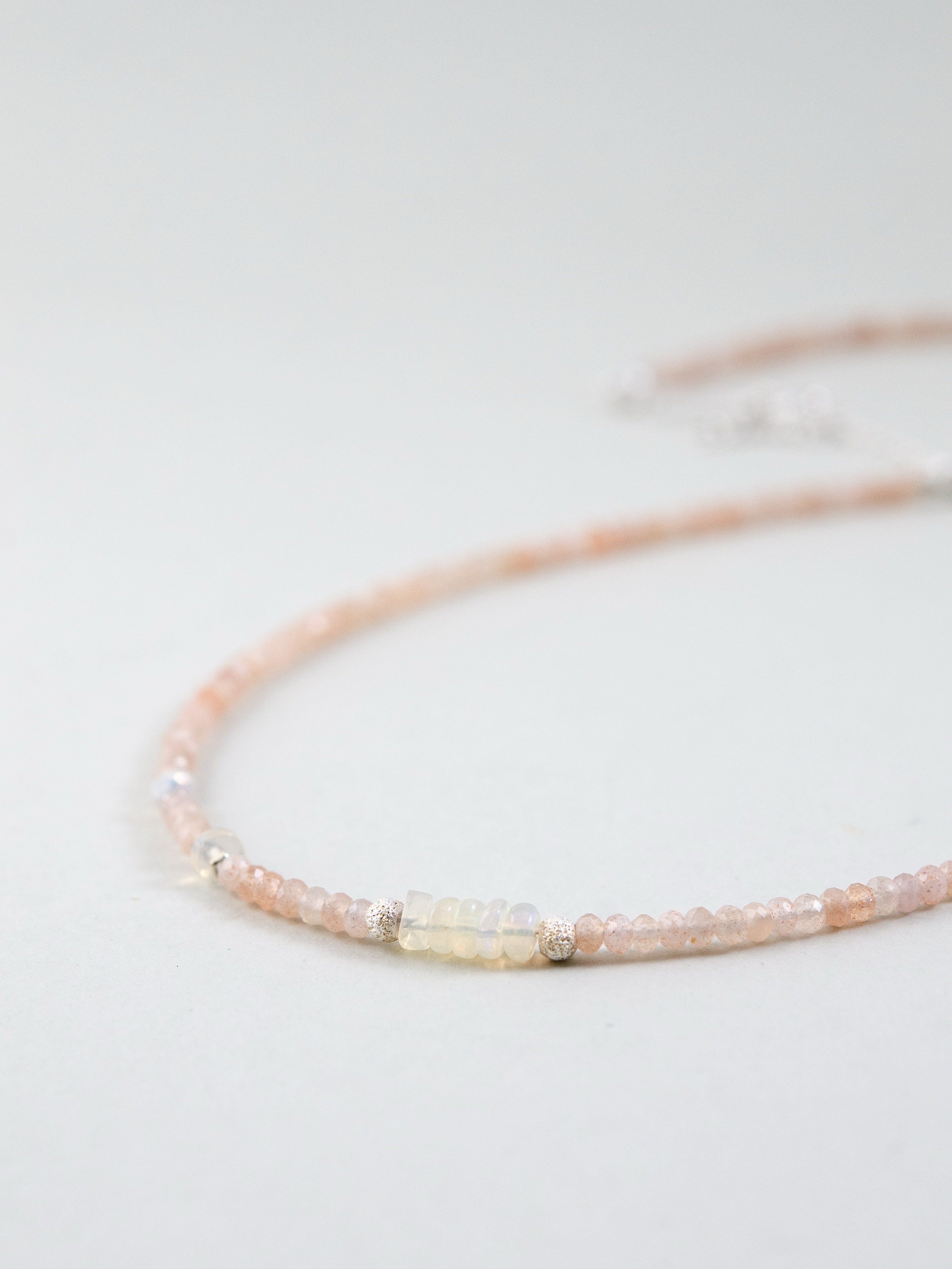 天然石ネックレス 平置き アングル画像 繊細なチェーンとビーズ