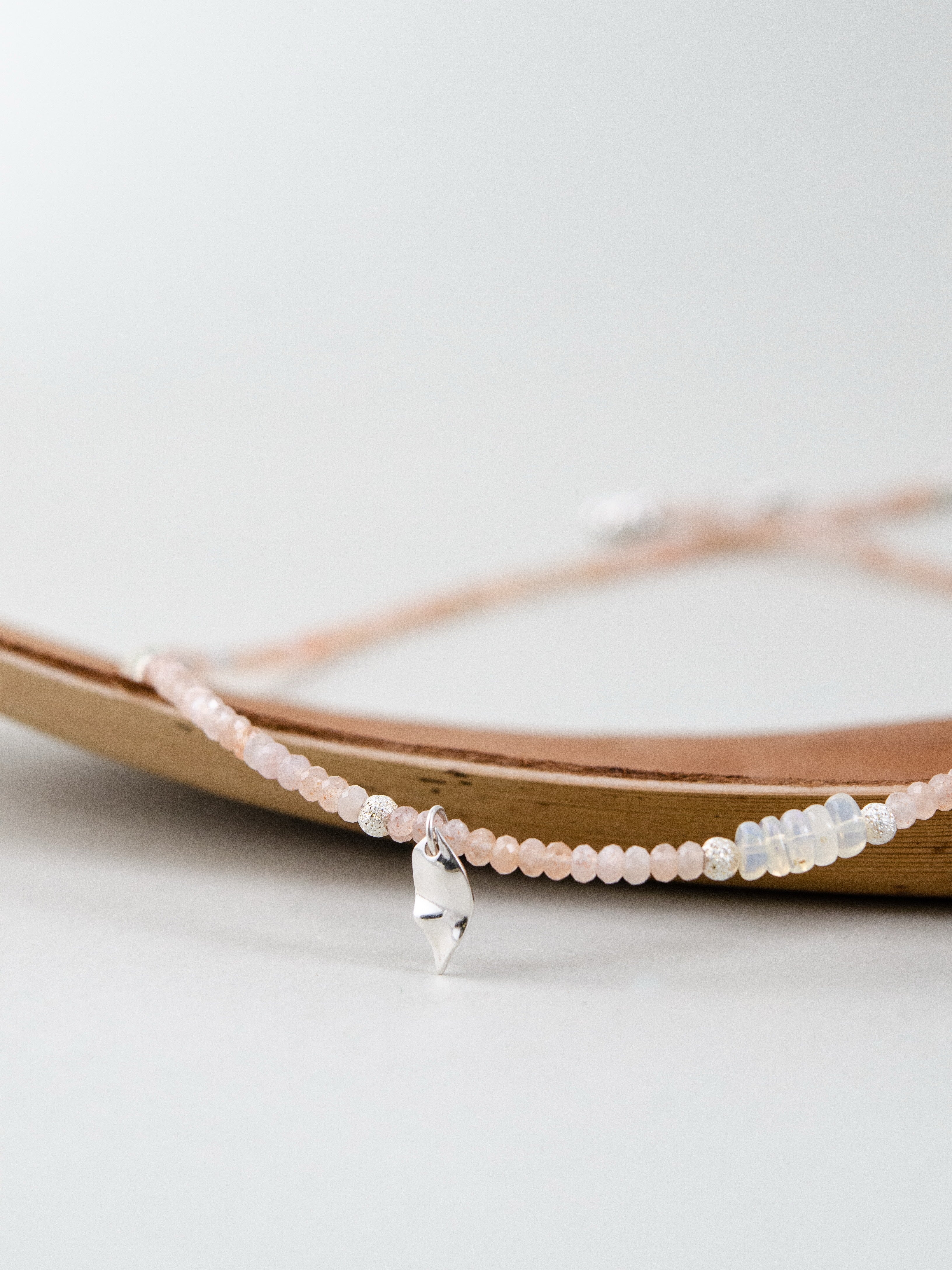 サンストーン ネックレス 木製トレイ詳細画像 温かみのあるアプリコットカラー