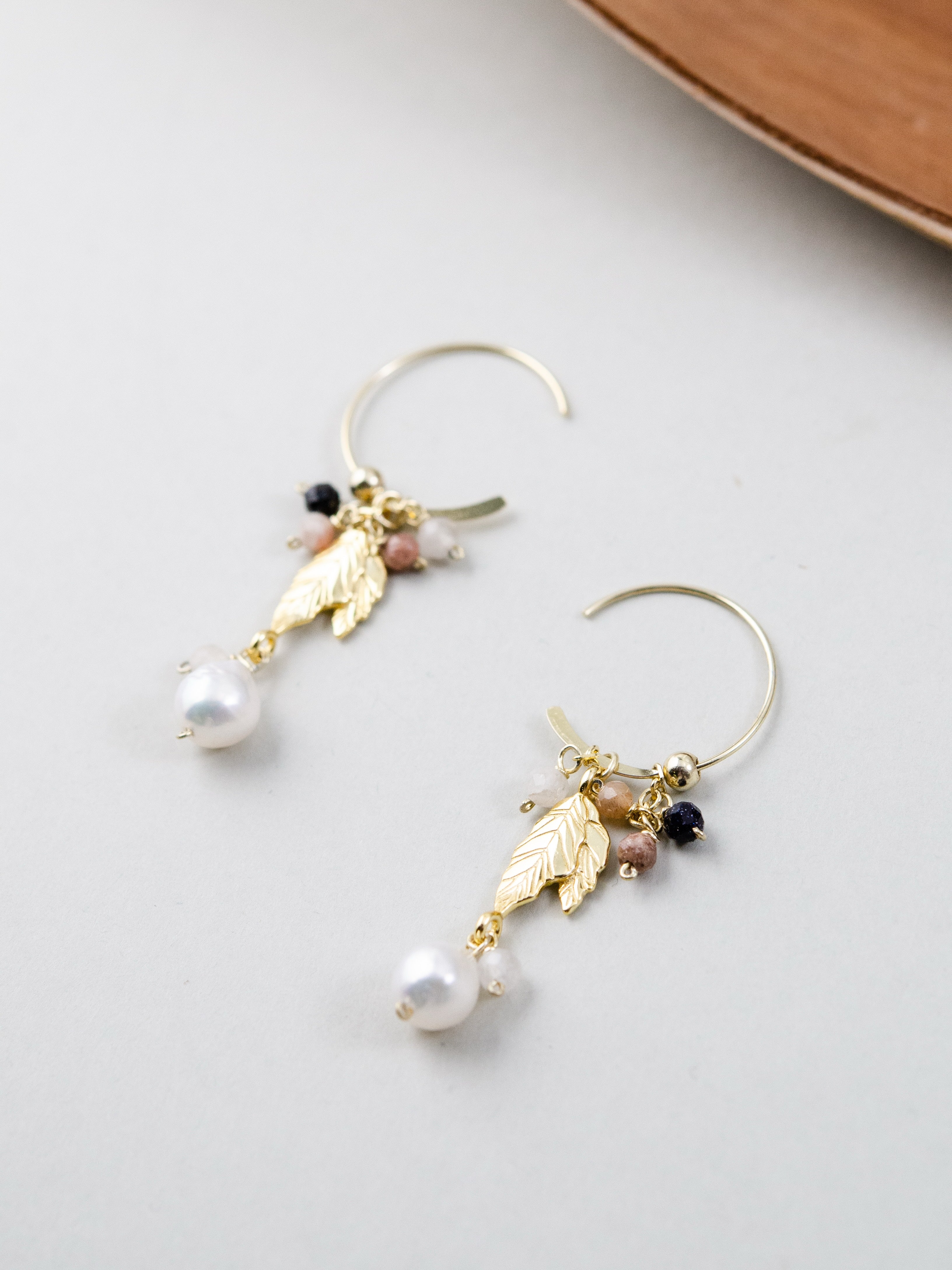 天然石ピアス 詳細画像 サンストーンとオブシディアンのコントラスト K14GPゴールド仕上げ