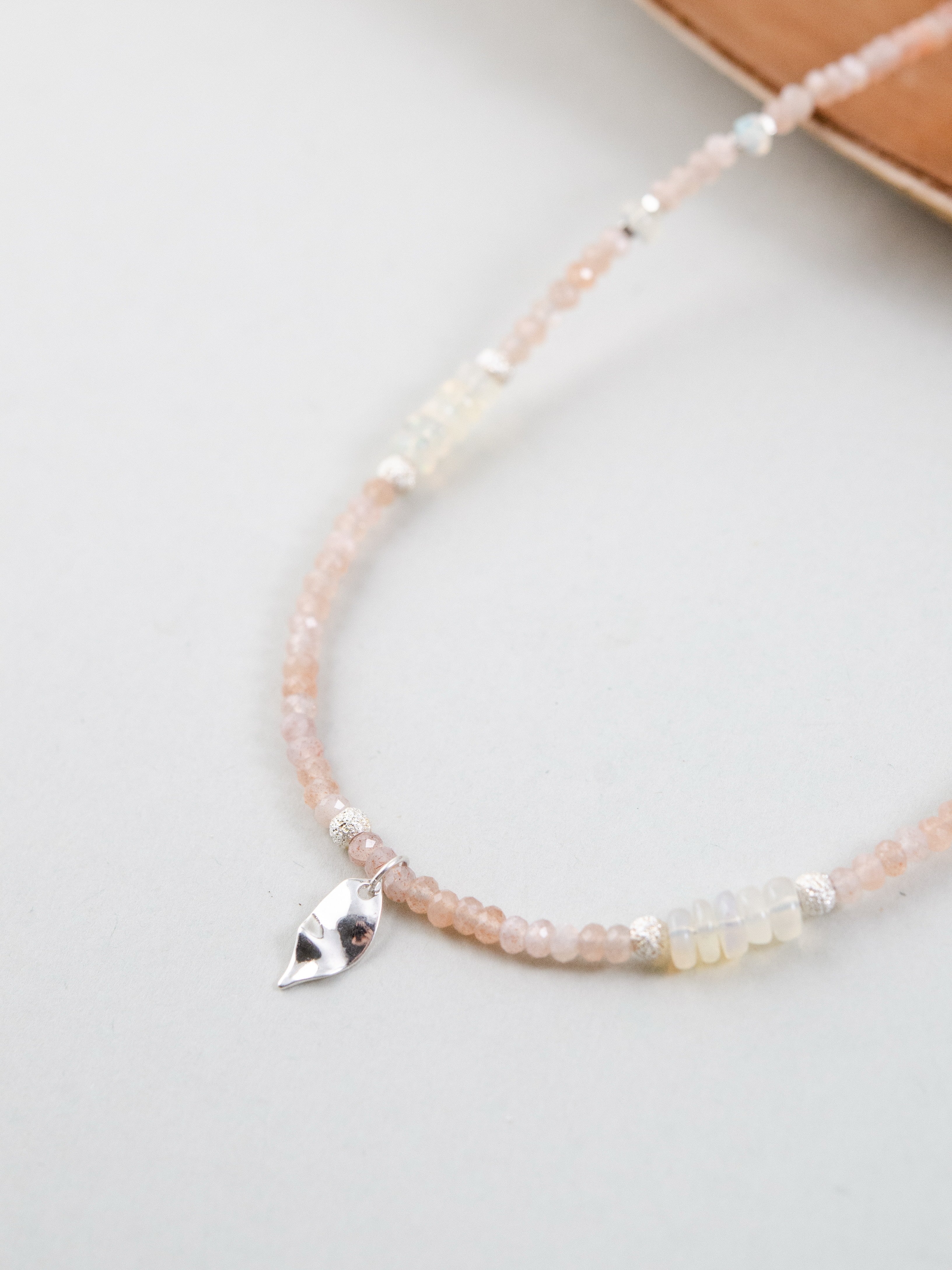 サンストーン & オパール ネックレス 陽だまりの杏 メイン画像 優しいオレンジと銀の葉