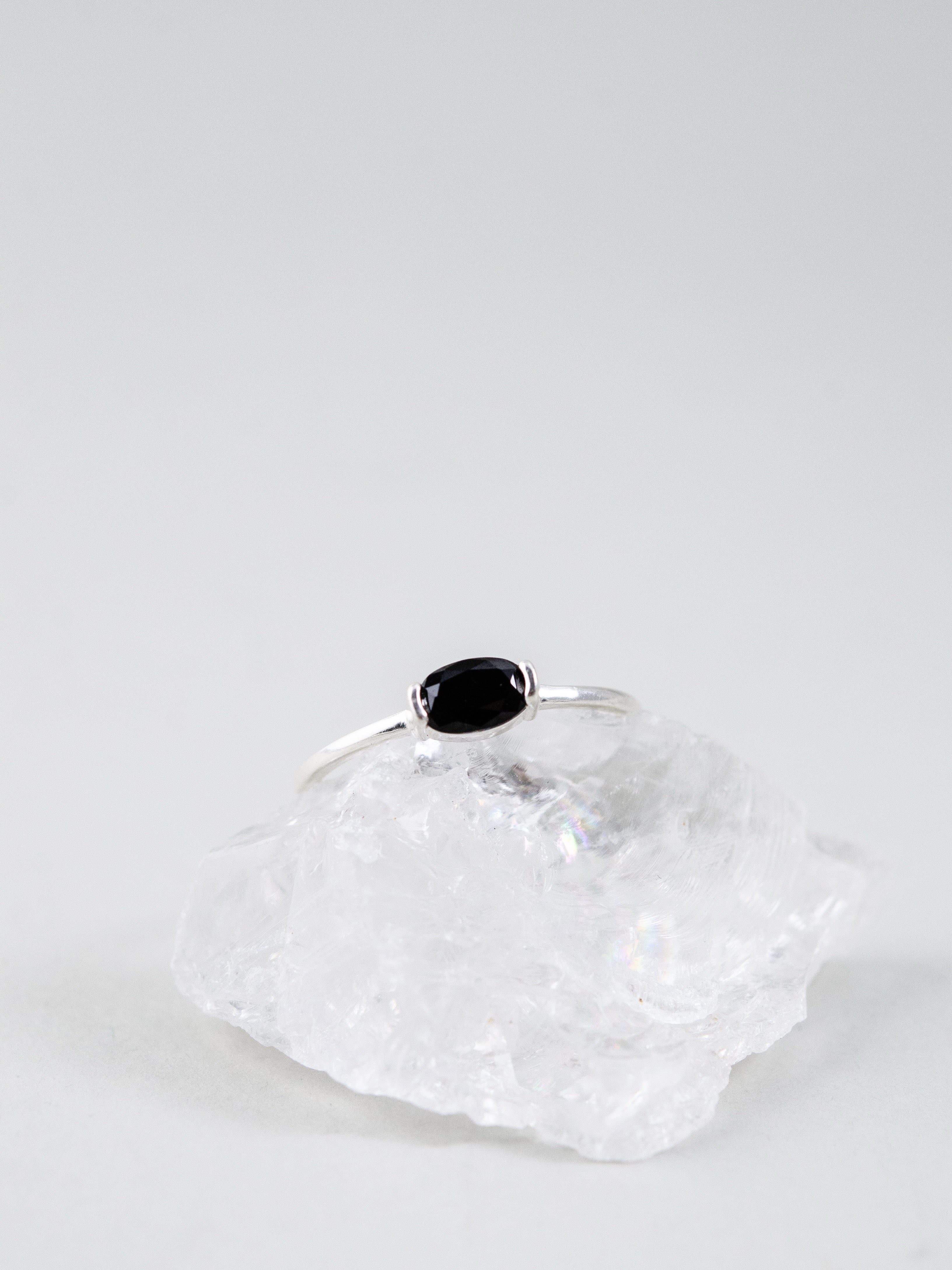 天然石ブラックスピネルリング 商品写真 水晶上のディスプレイ