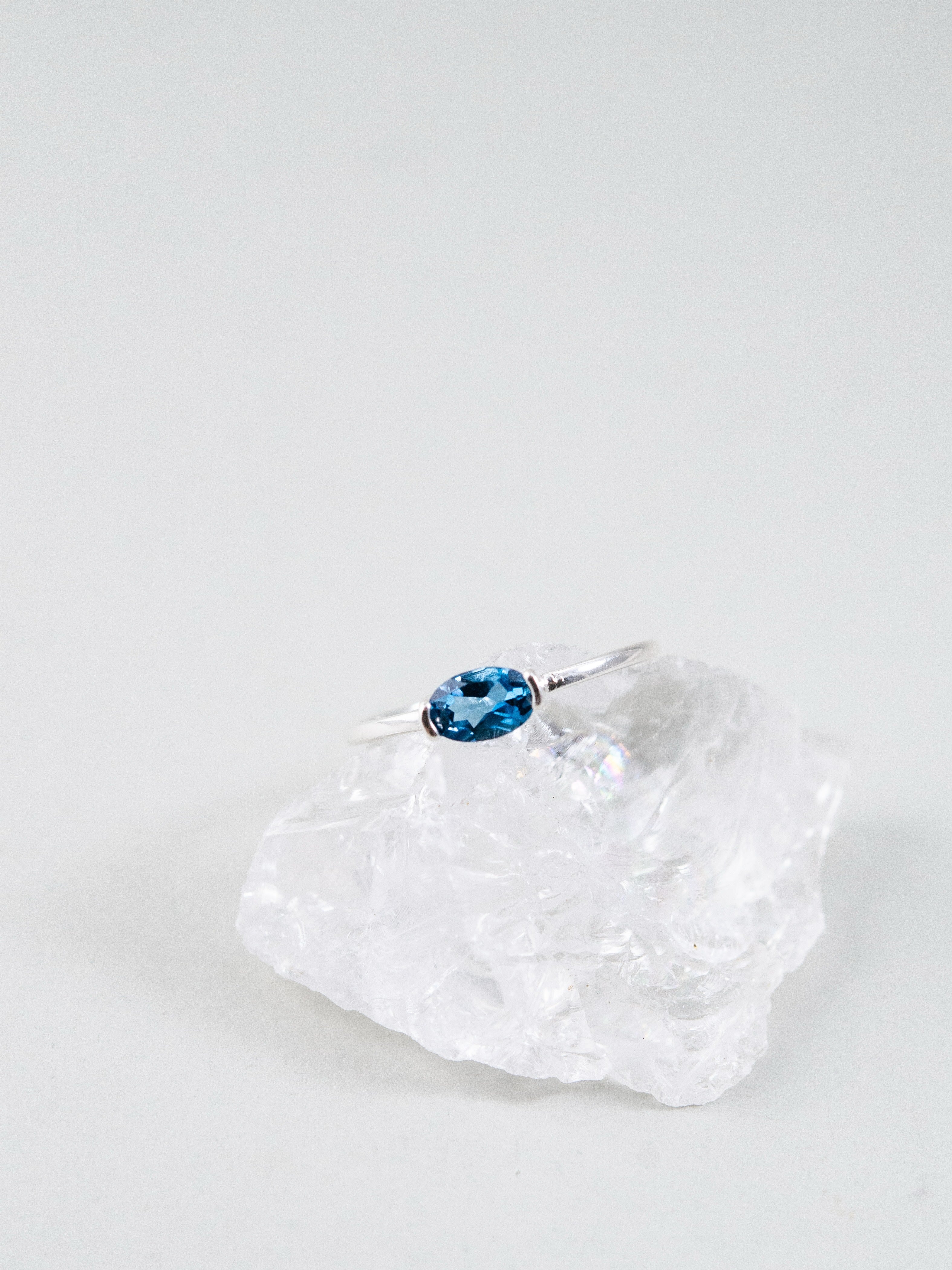 天然石ブルートパーズリング 商品写真 水晶上のディスプレイ